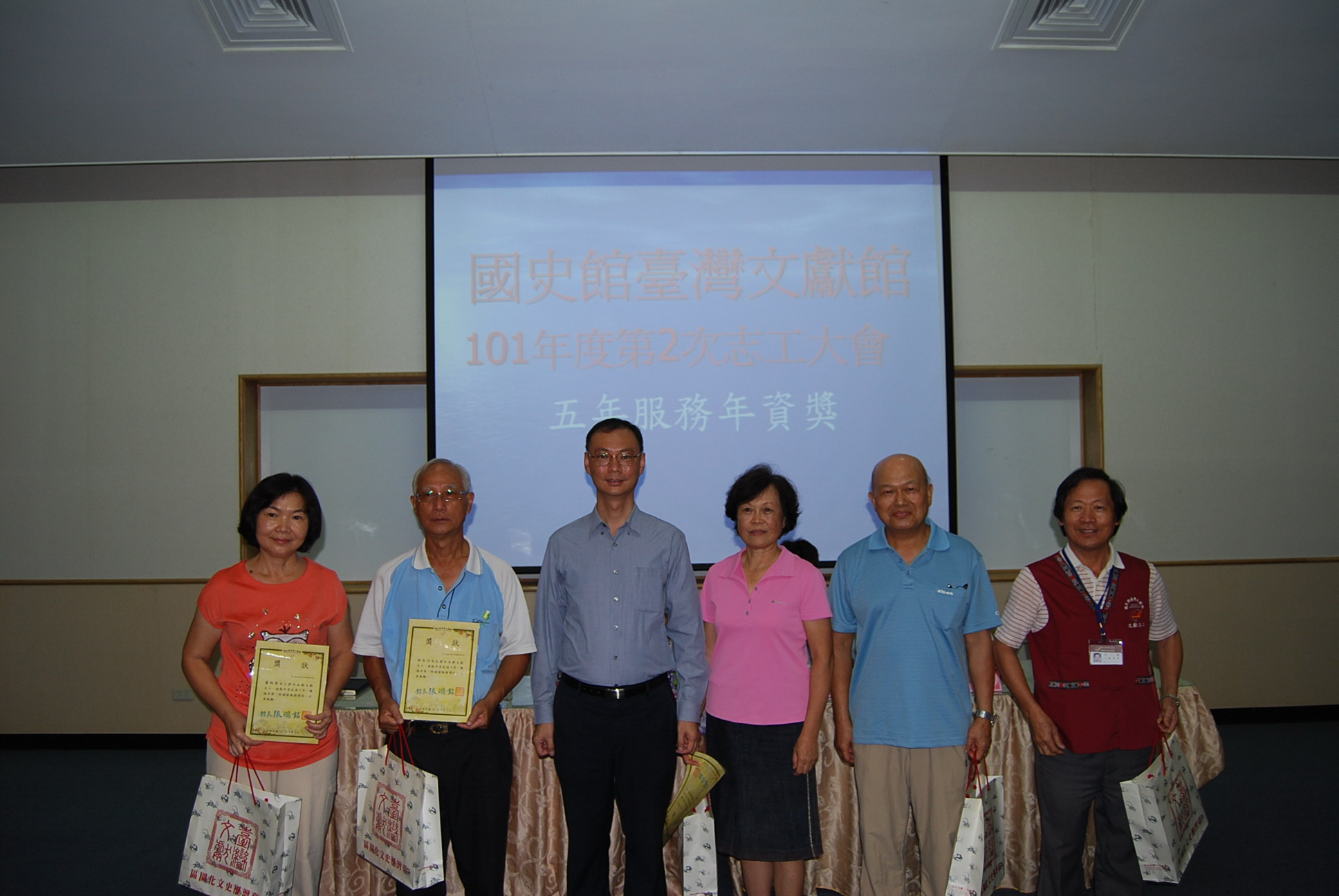 本館王主任秘書希智(左3)頒發服務滿5年年資獎予志工們.jpg