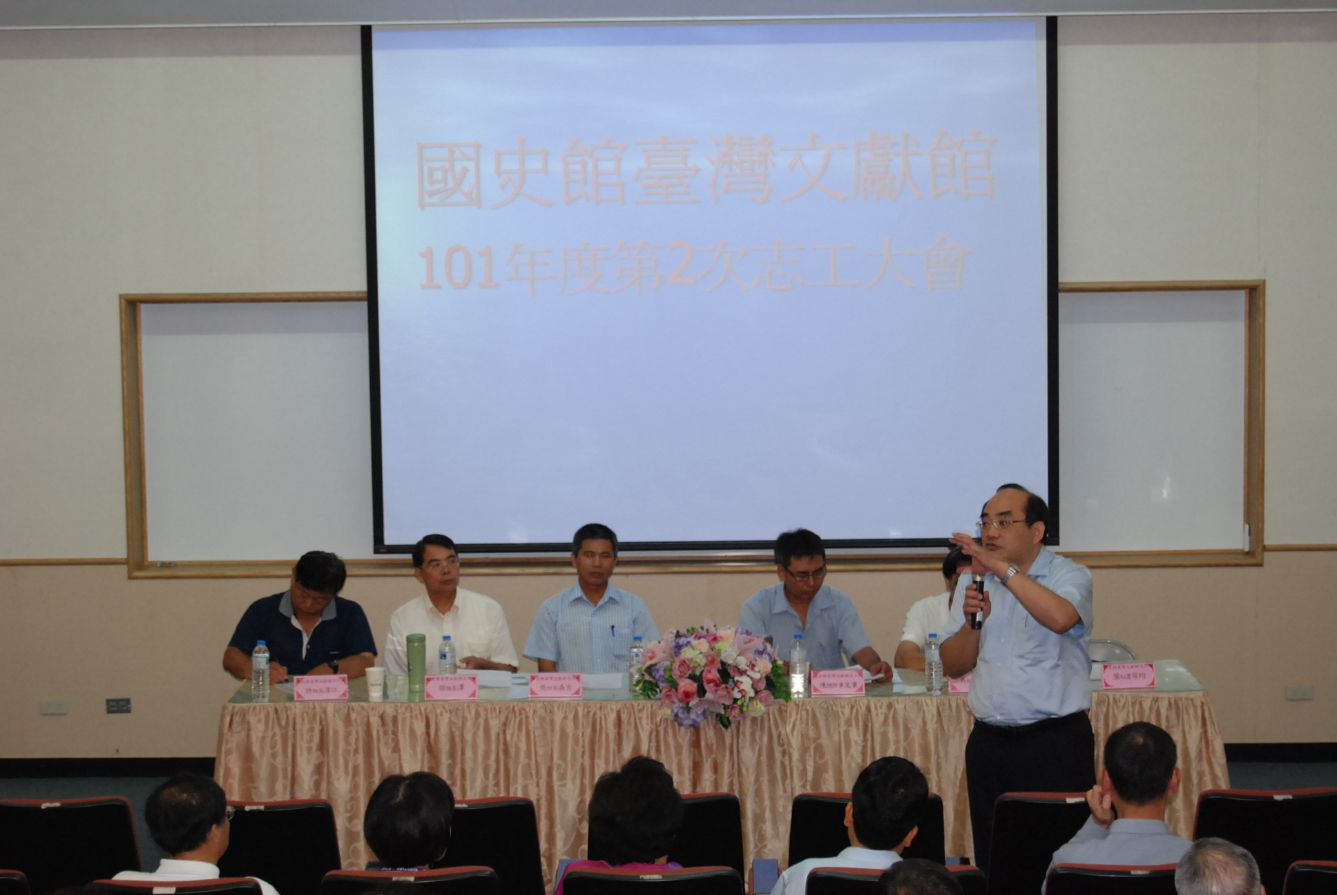 本館張館長鴻銘(立者)適時回應志工們反應的問題