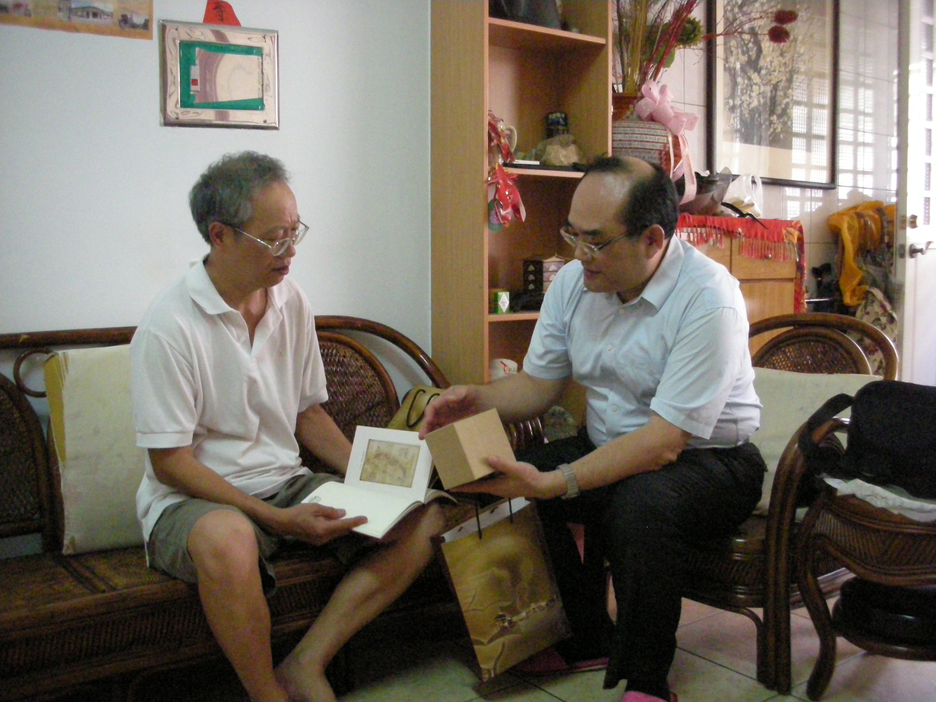 本館張館長鴻銘（右）拜會念吉成先生（左），並致贈本館出版品、紀念品等