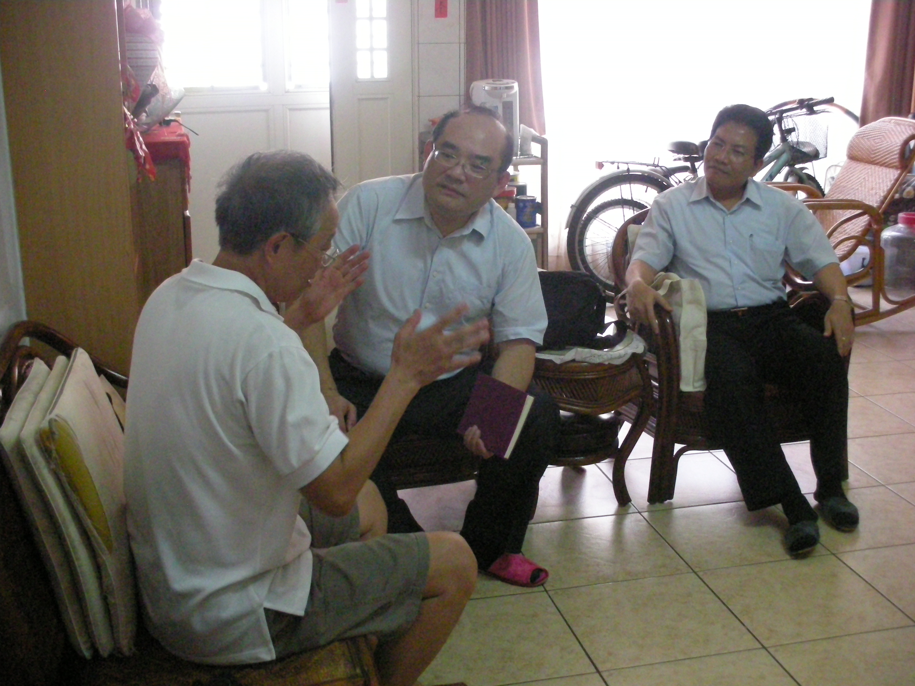 本館張館長鴻銘（中）率林組長明洲（右）拜會念吉成先生（左）相談甚歡