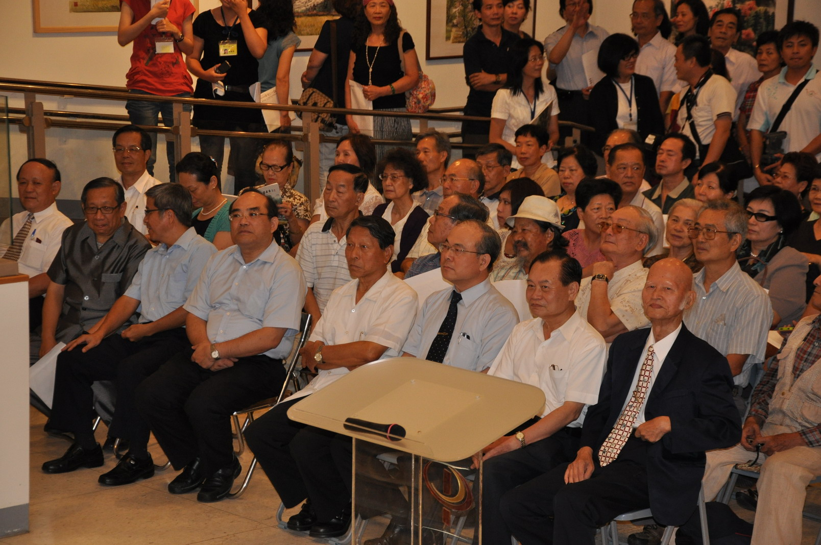 張館長鴻銘（左四）受邀參加柯耀東大師書畫展（攝影：黃秋紅）