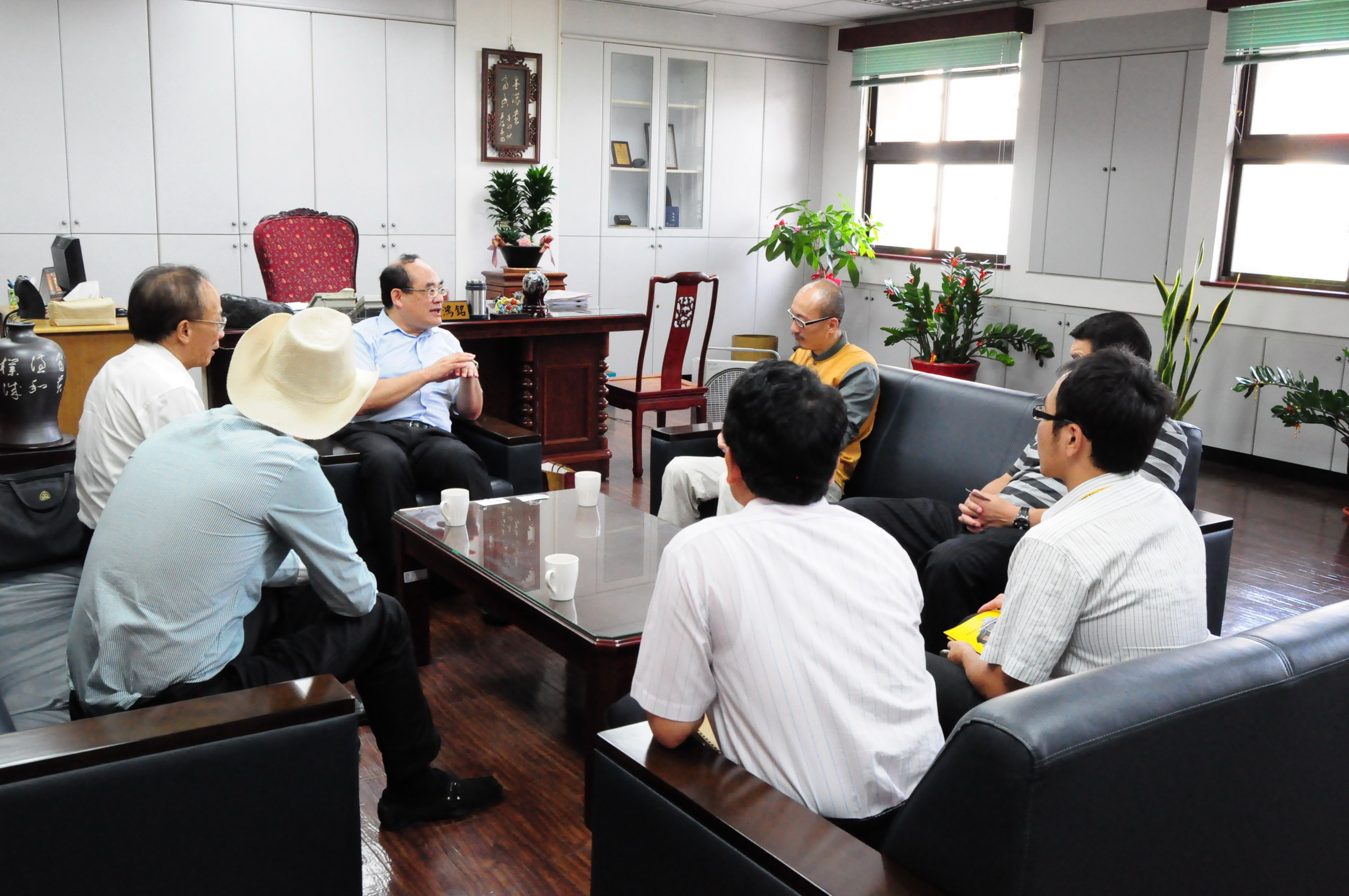 江董事長欽良（中右）張館長鴻銘（中）簡前主委榮聰（中左）之一