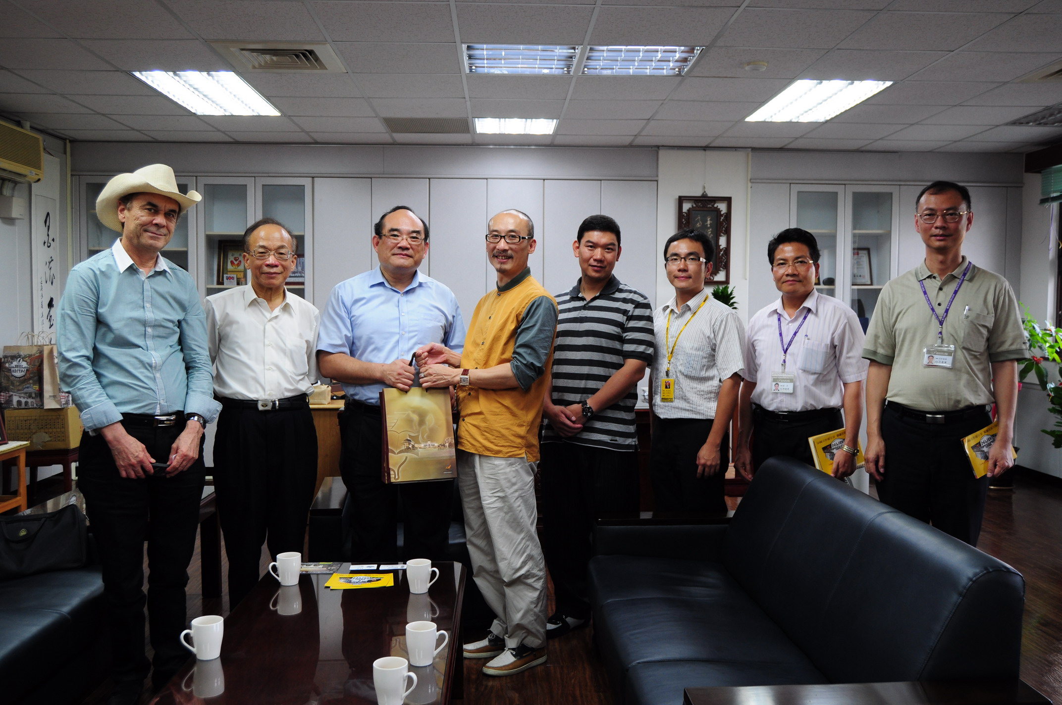 江董事長欽良（中）張館長鴻銘（左三）簡前主委榮聰（左二）
