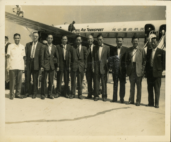 旅客於民航空運公司（CAT）客機前留影