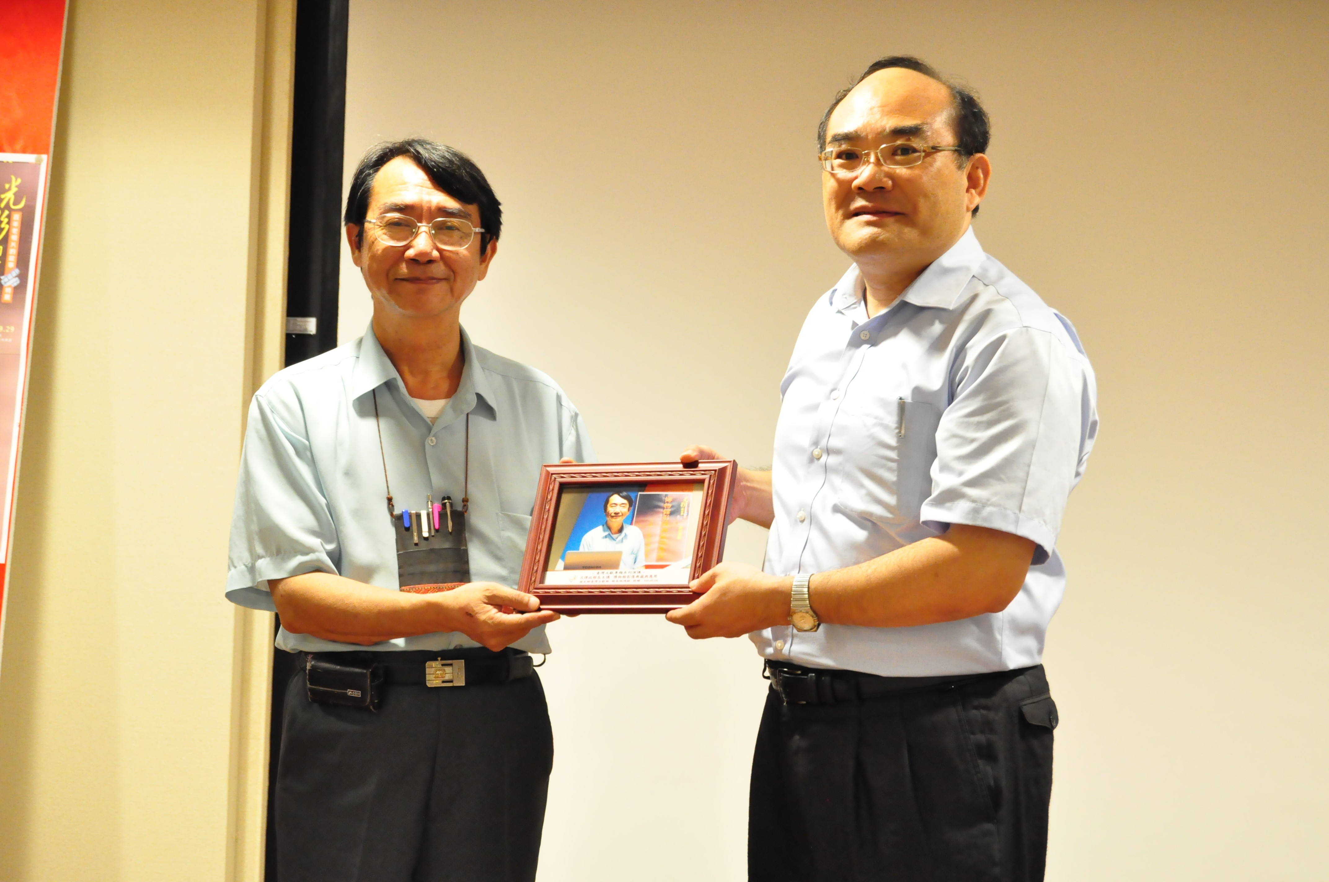本館張館長鴻銘(右)致送呂館長理政(左)紀念品