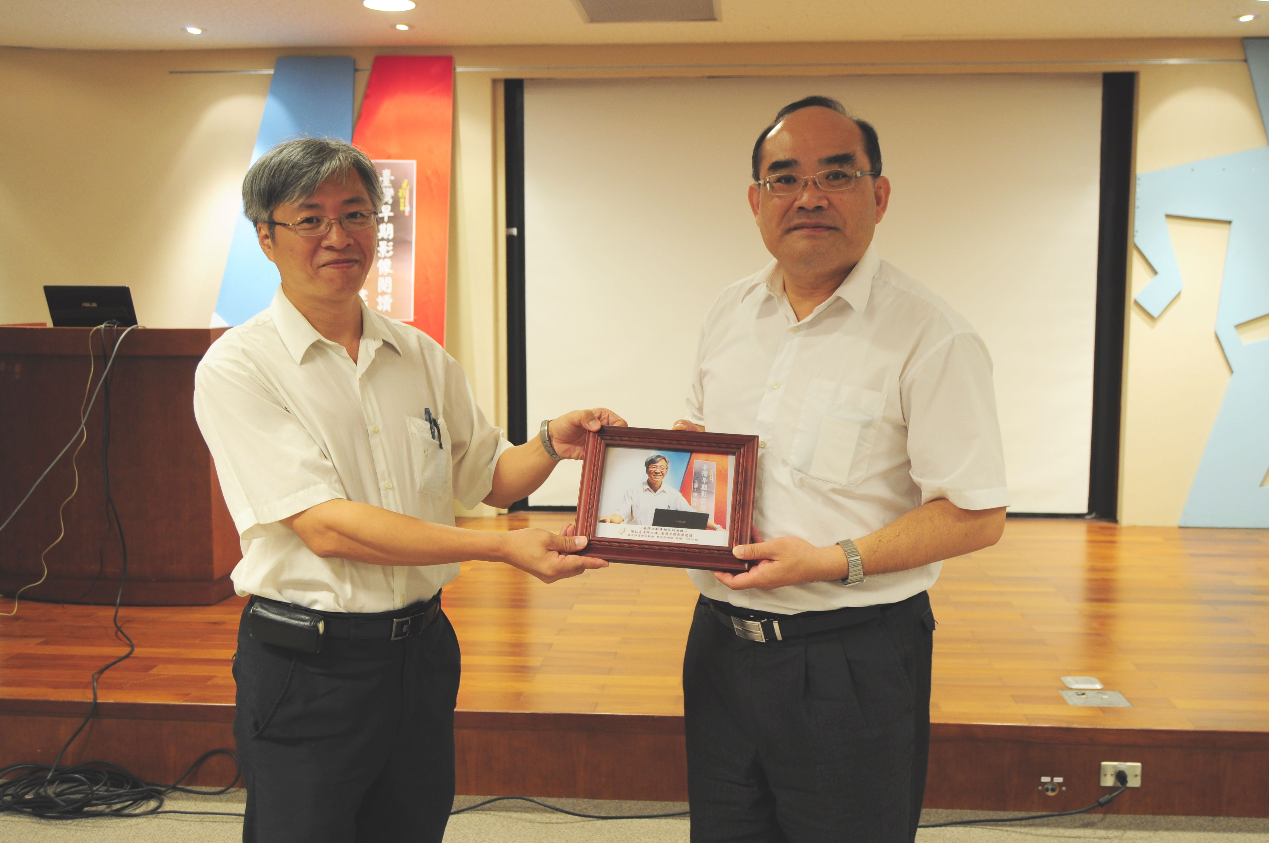 本館張館長鴻銘(左)致送陳仙舟老師(右)紀念品