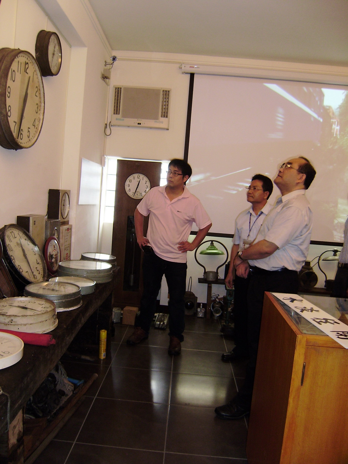 張館長鴻銘（右一）參觀陳朝強先生得意收藏臺鐵子母鐘