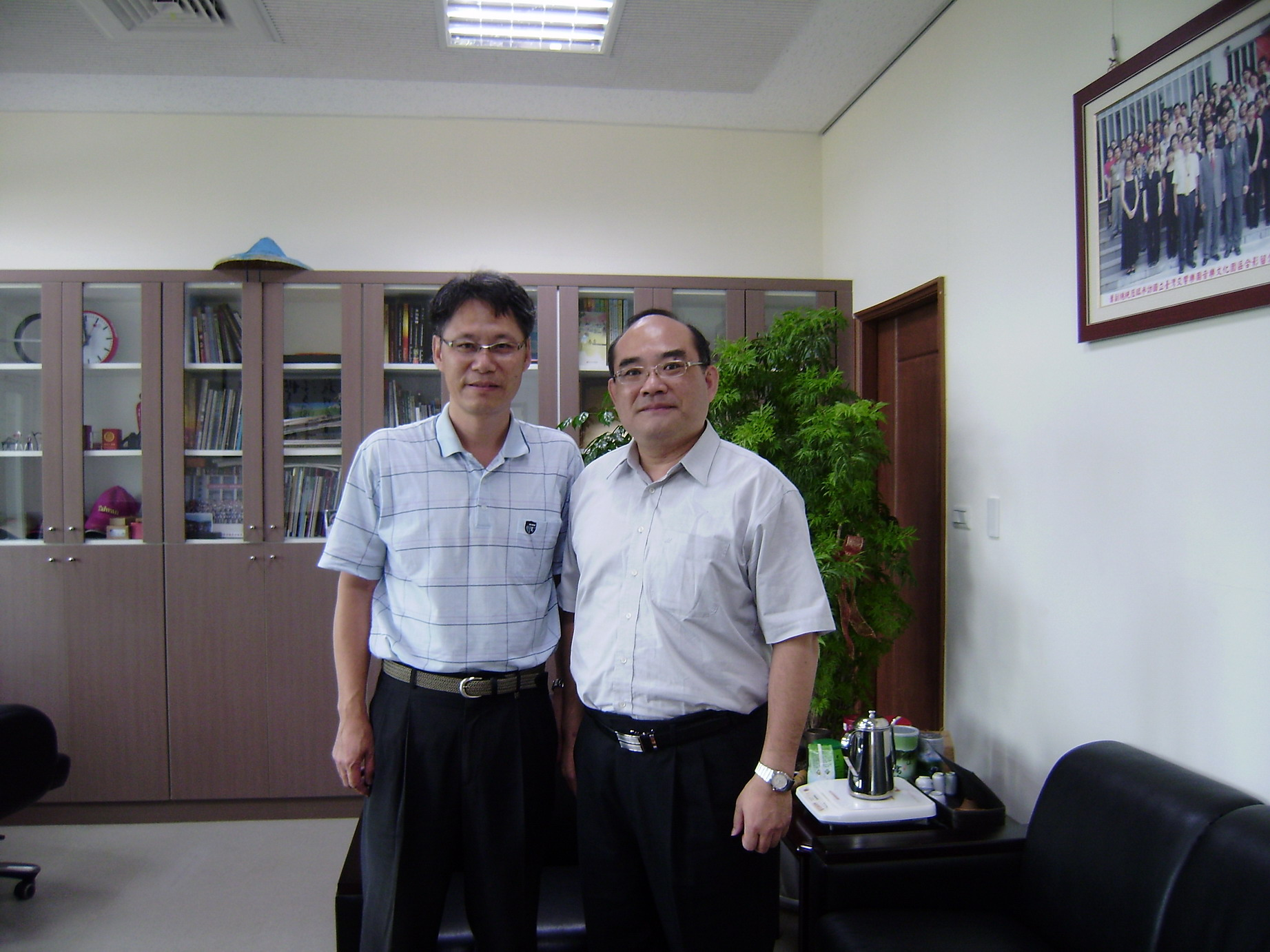 本館張館長鴻銘（右）拜會彰化美學館劉館長玄詠（左）