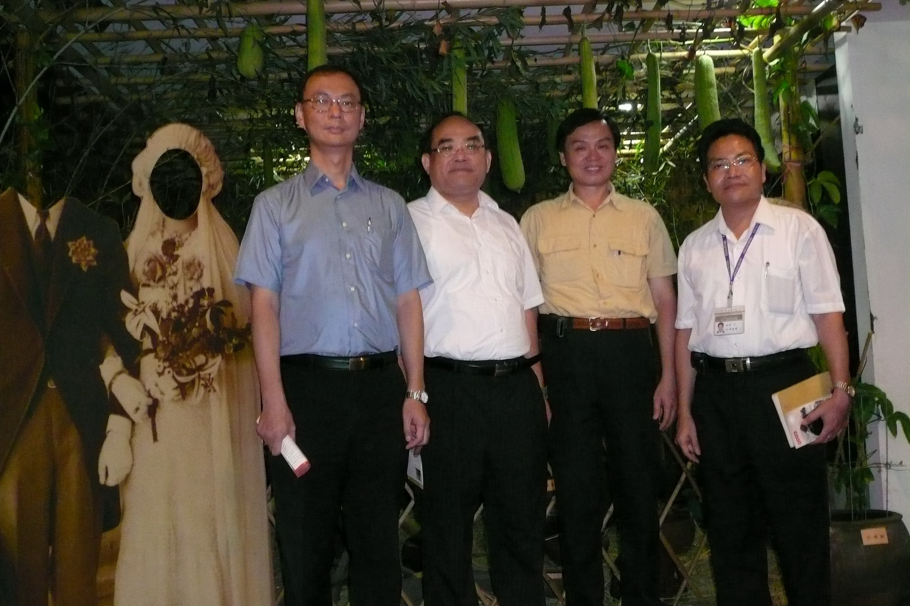 張館長鴻銘（左二）梁志忠理事長（右二）王主任秘書希智（左一）林組長明洲（右一）