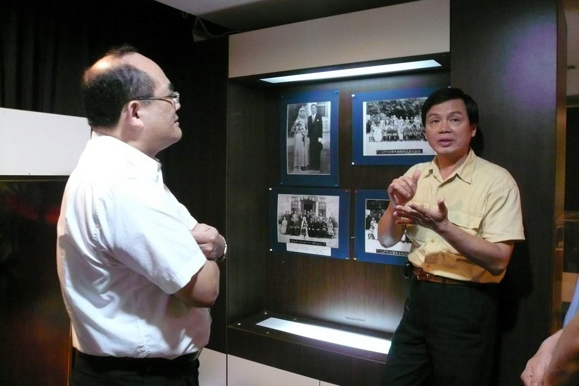張館長鴻銘（左）梁志忠理事長（右）親自導覽解說一