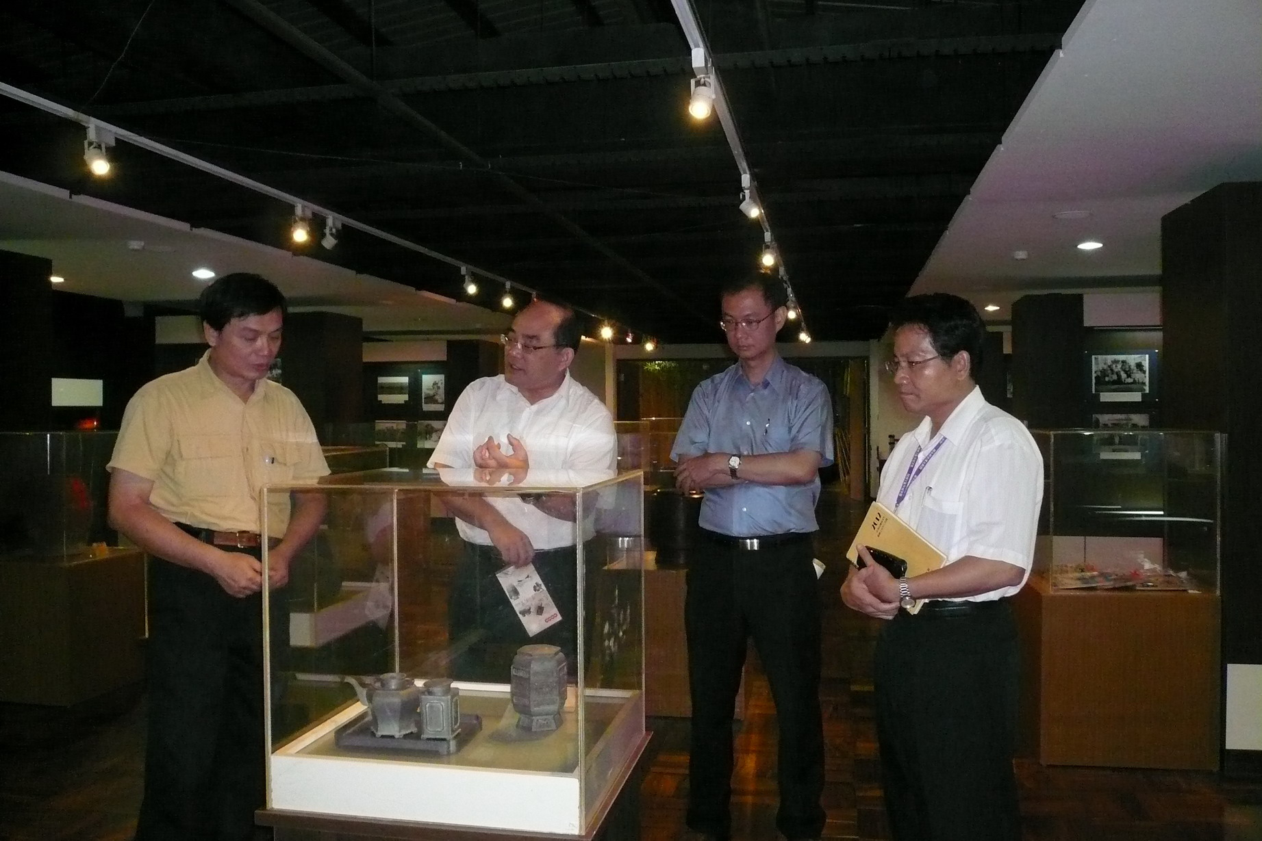 梁志忠理事長（左一）親自導覽解說、張館長鴻銘（左二）