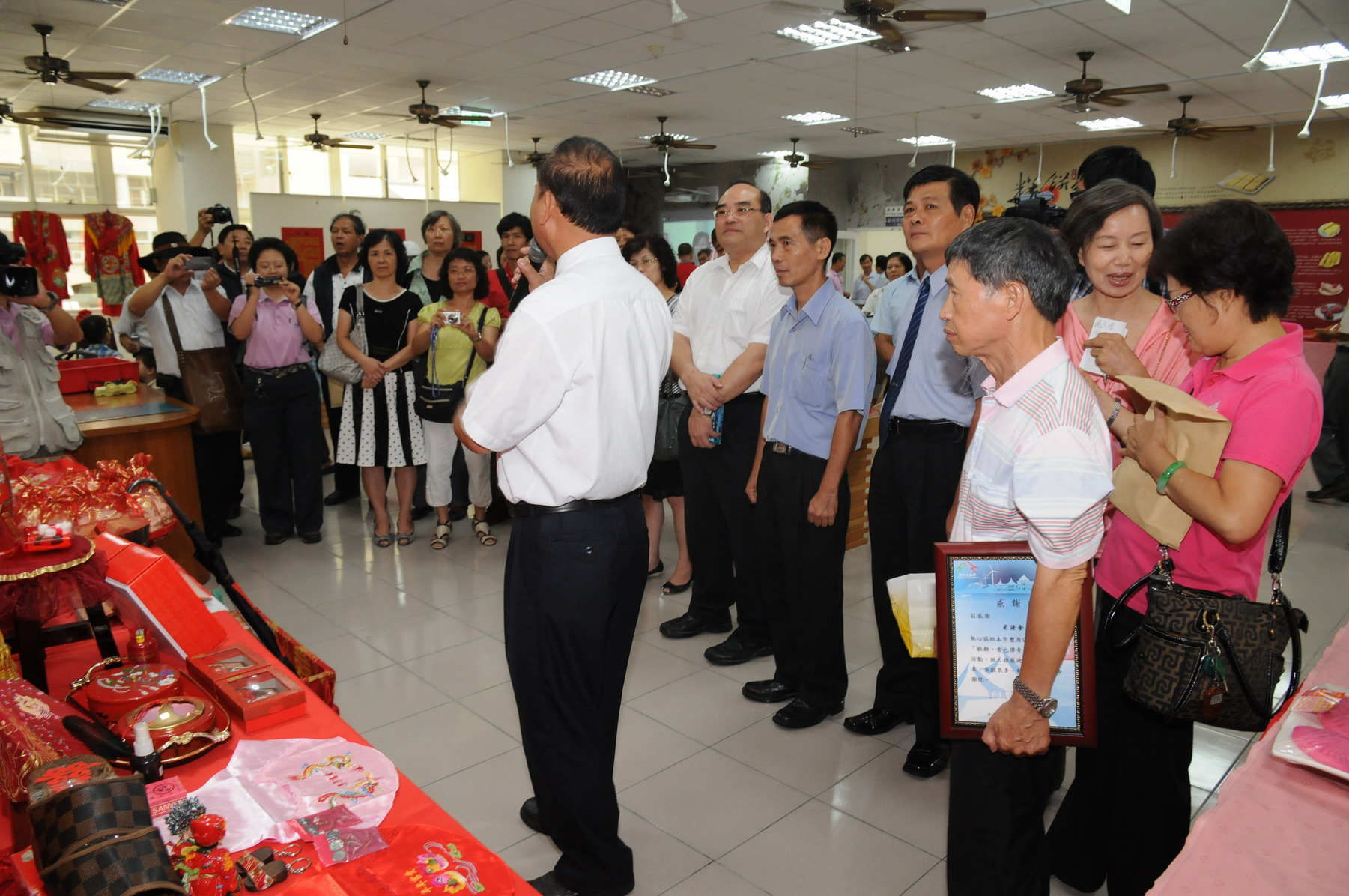 張館長鴻銘（中）參觀餅鄉喜飾特展