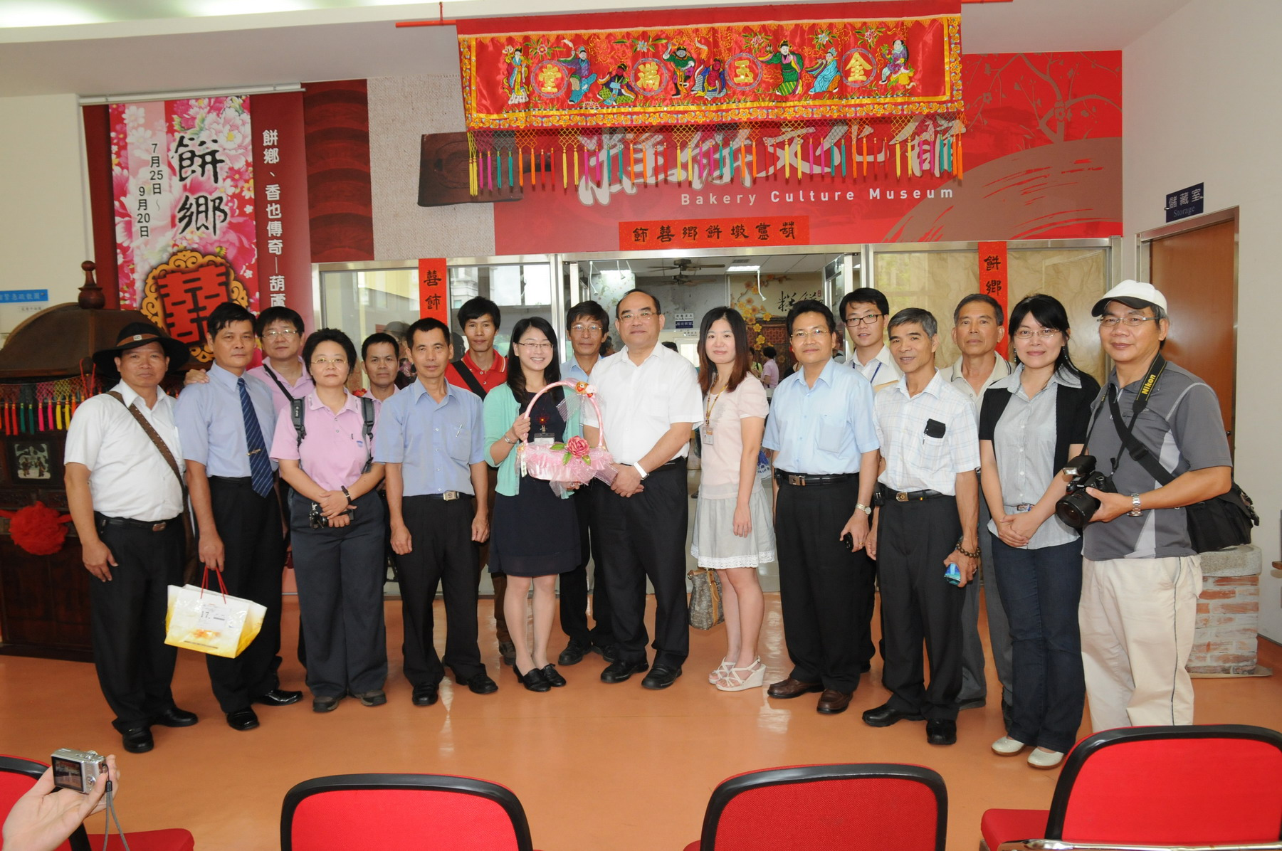 張館長鴻銘（中）與主辦單位幹部合影