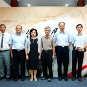 張館長鴻銘（左二）與貴賓合照