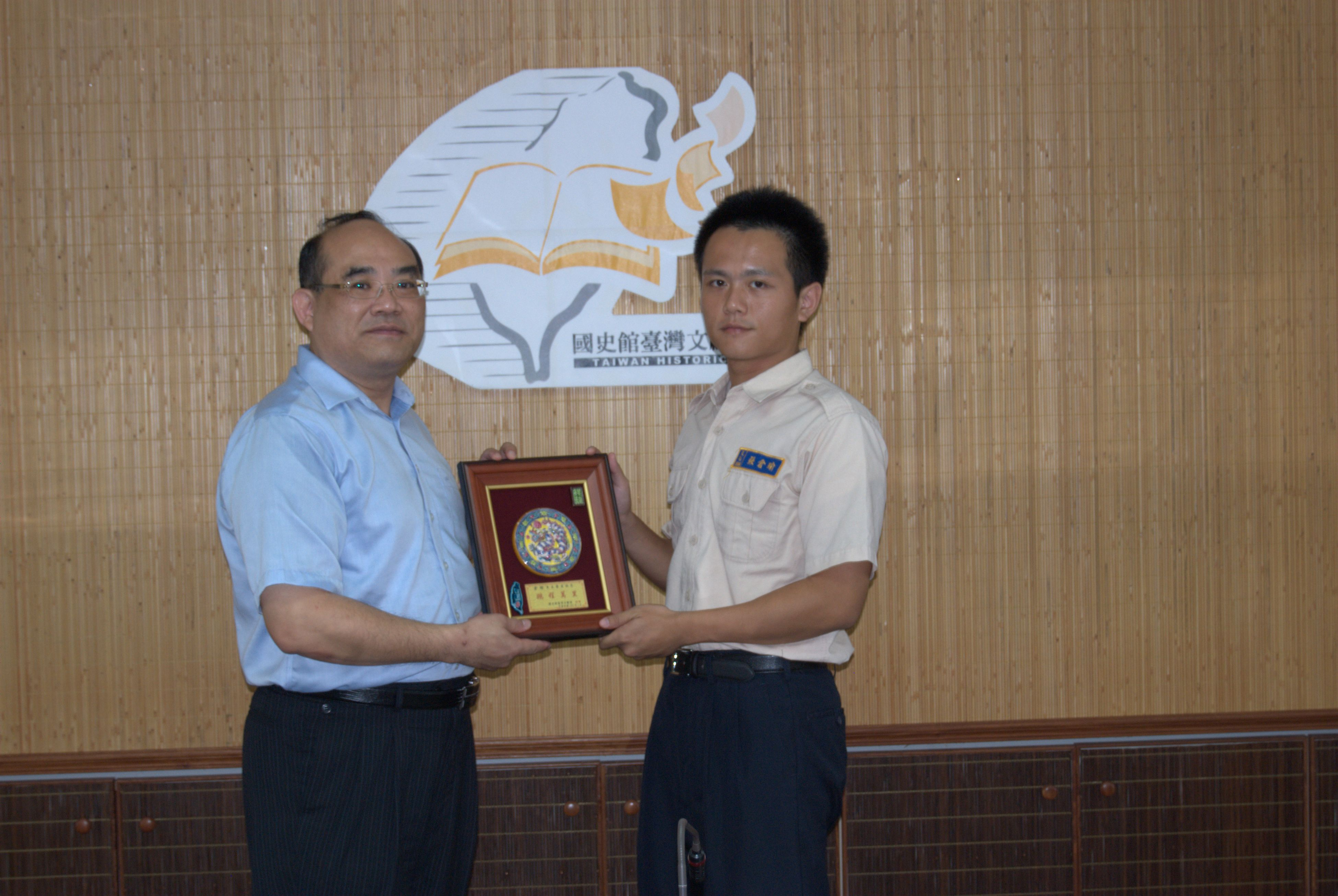 張館長鴻銘(左)頒發紀念牌