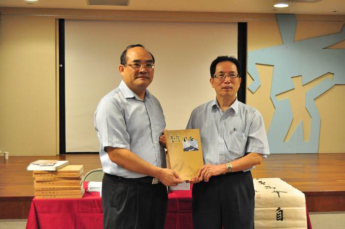 本館與參訪團互贈出版品