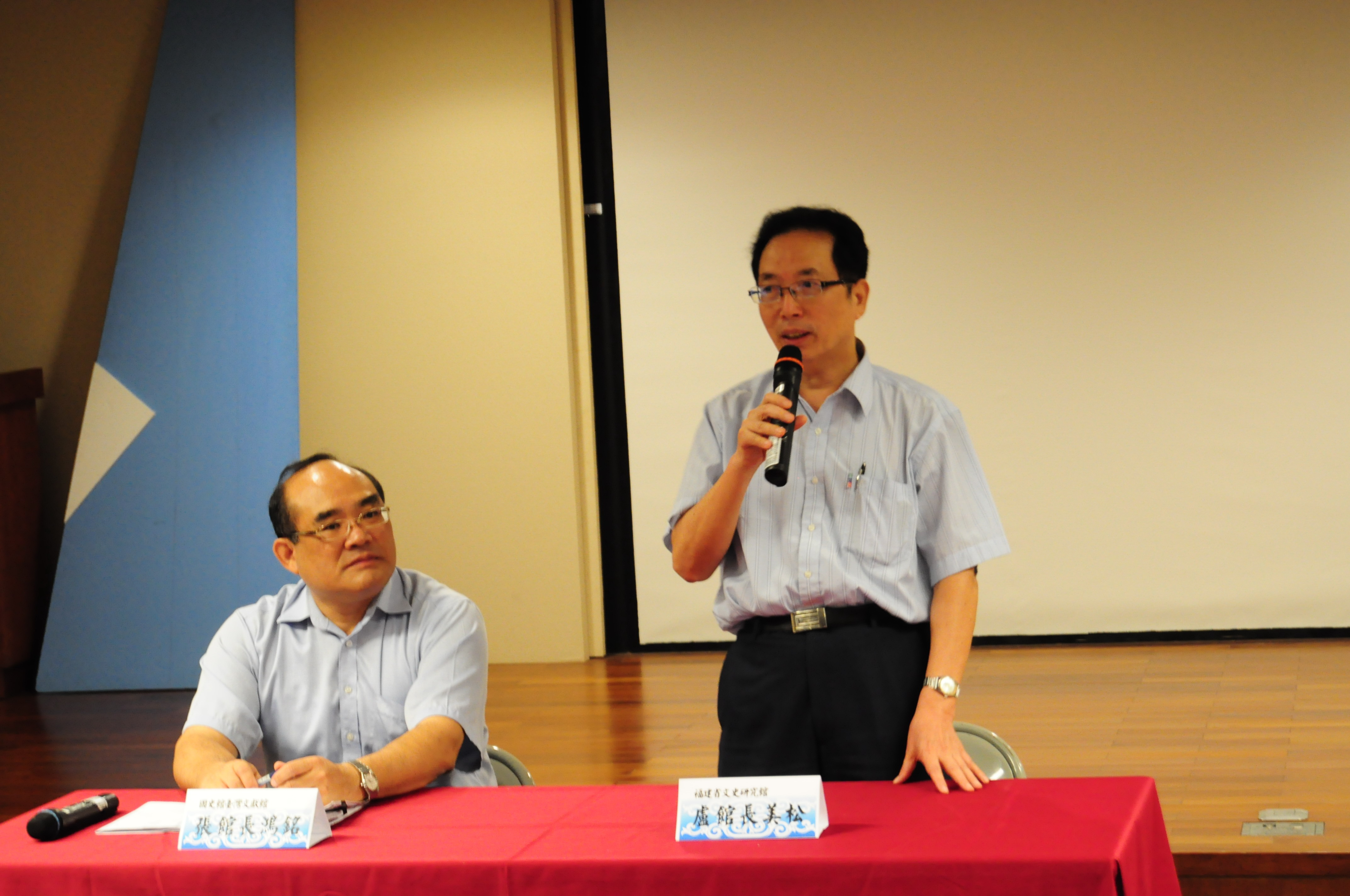 本館張館長鴻銘(左)與參訪團盧館長美松(右)主持交流座談