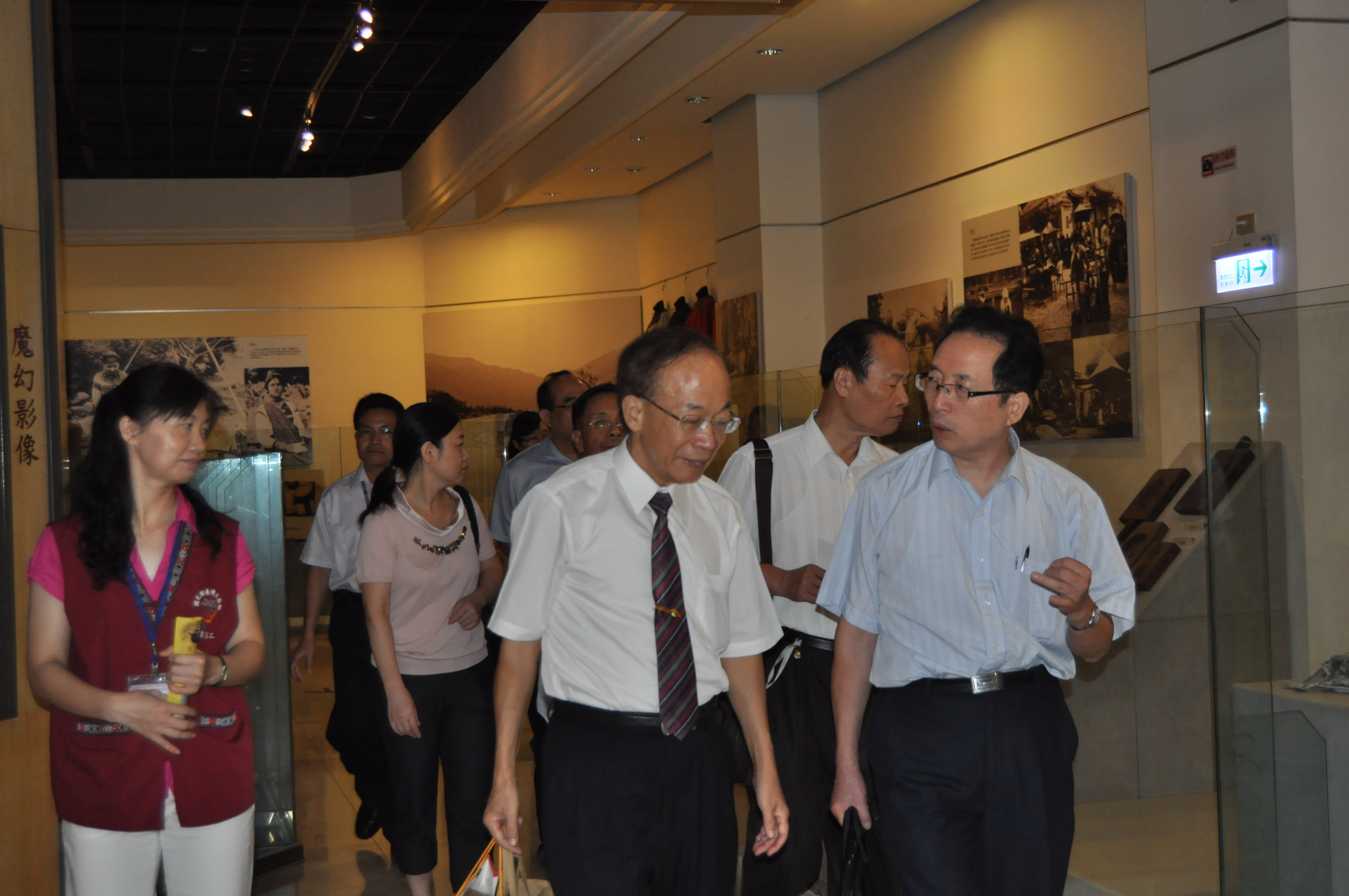 大陸福建省文史研究館參訪團參觀本館民俗文物展示