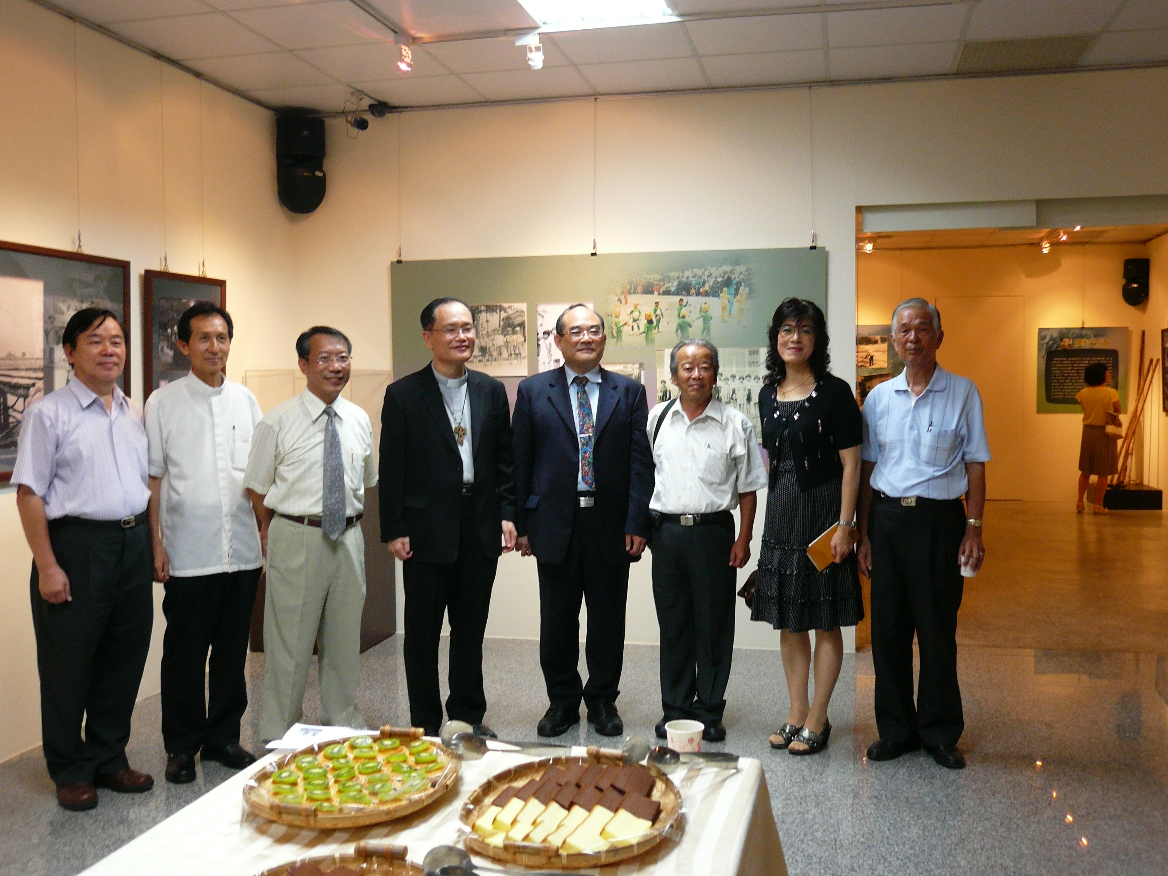 張館長鴻銘(右4)與蘇主教耀文 (左4)、唐校長傳義 (左3)等人合影。