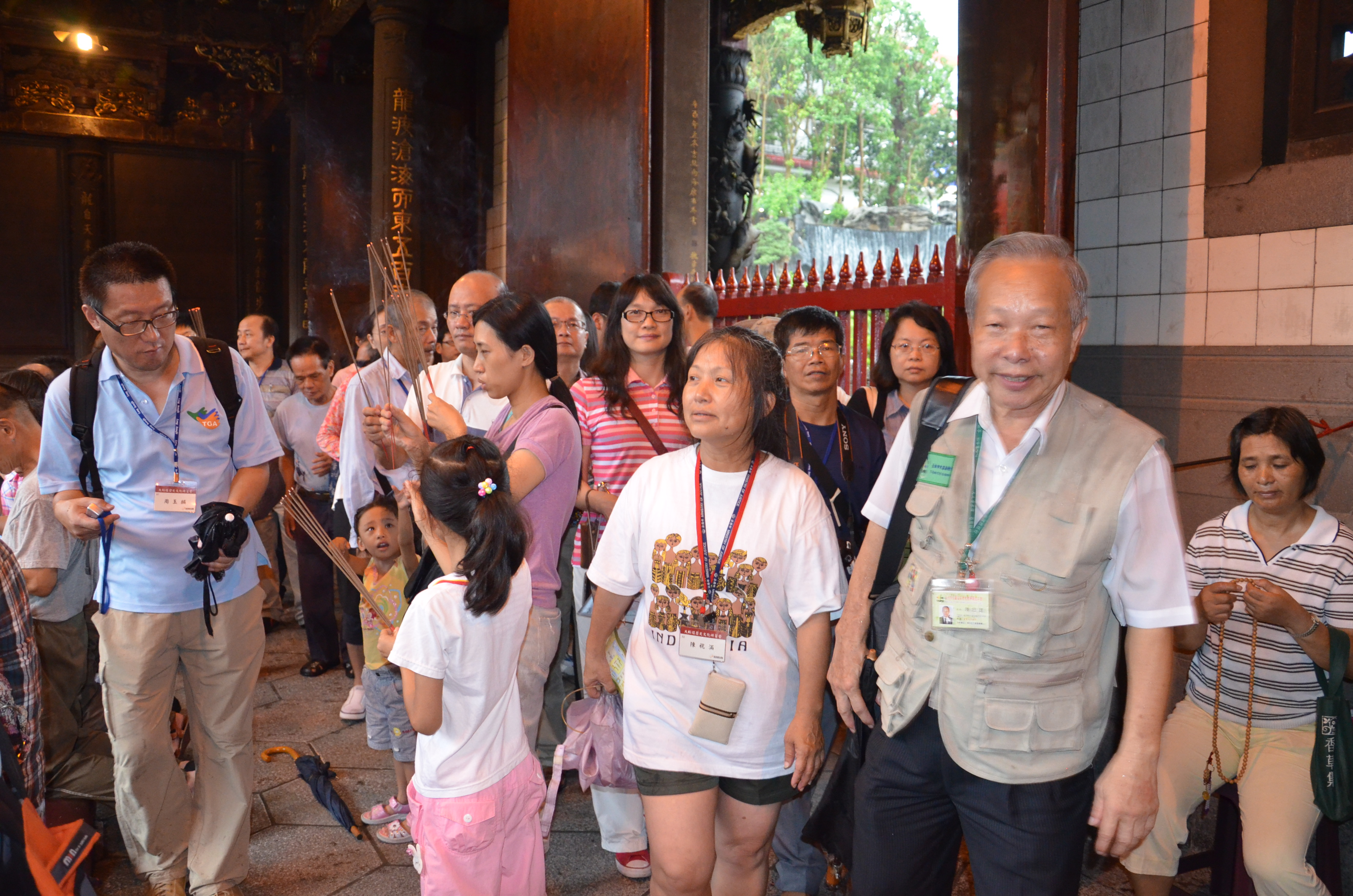 導覽解說員陳忠雄介紹艋舺龍山寺
