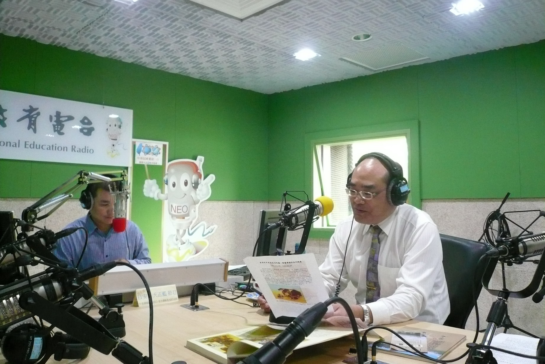 張館長鴻銘（右）接受現場節目直播專訪，暢談本館近期各項特展