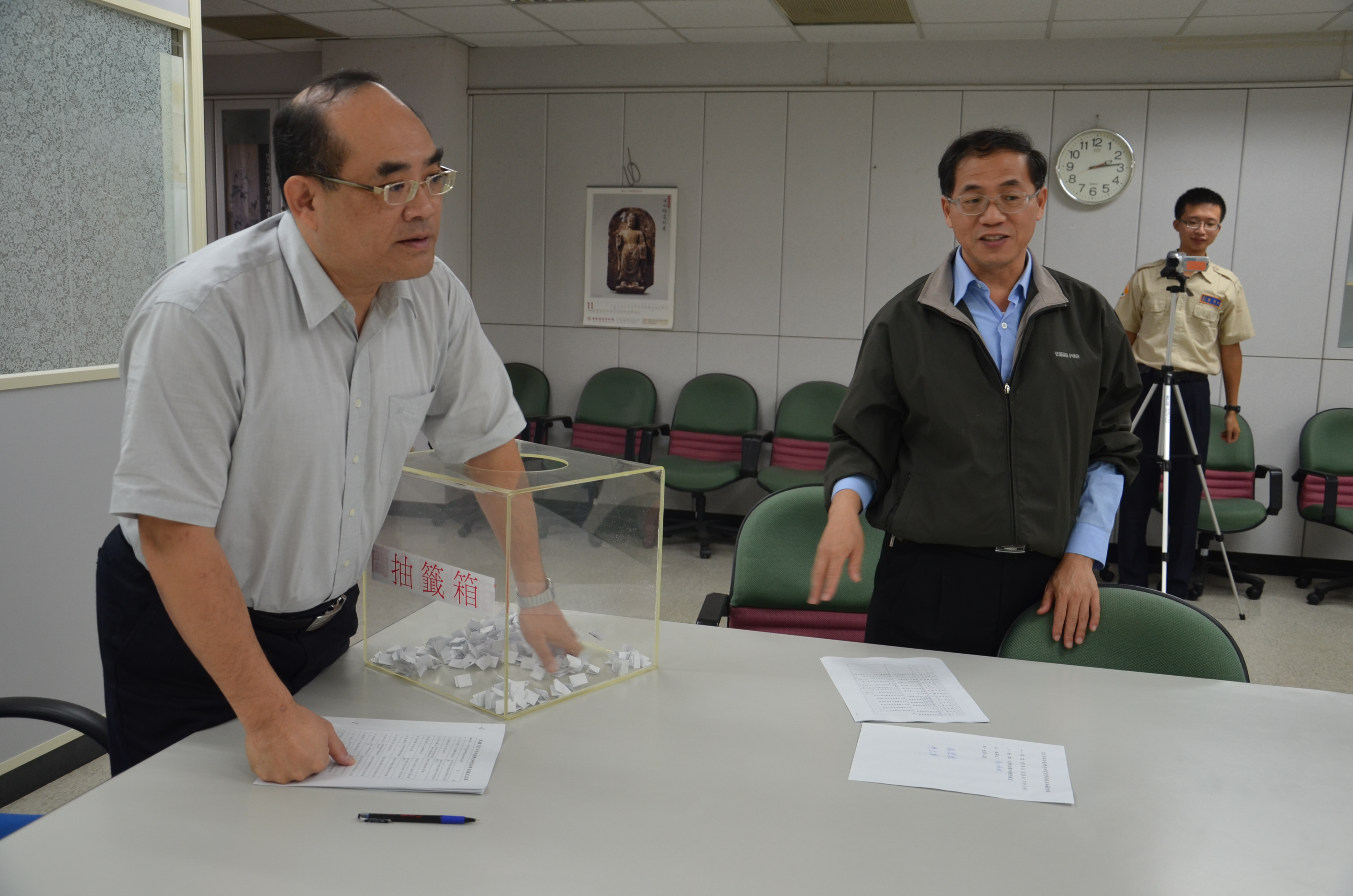 本館張館長鴻銘抽籤現場1