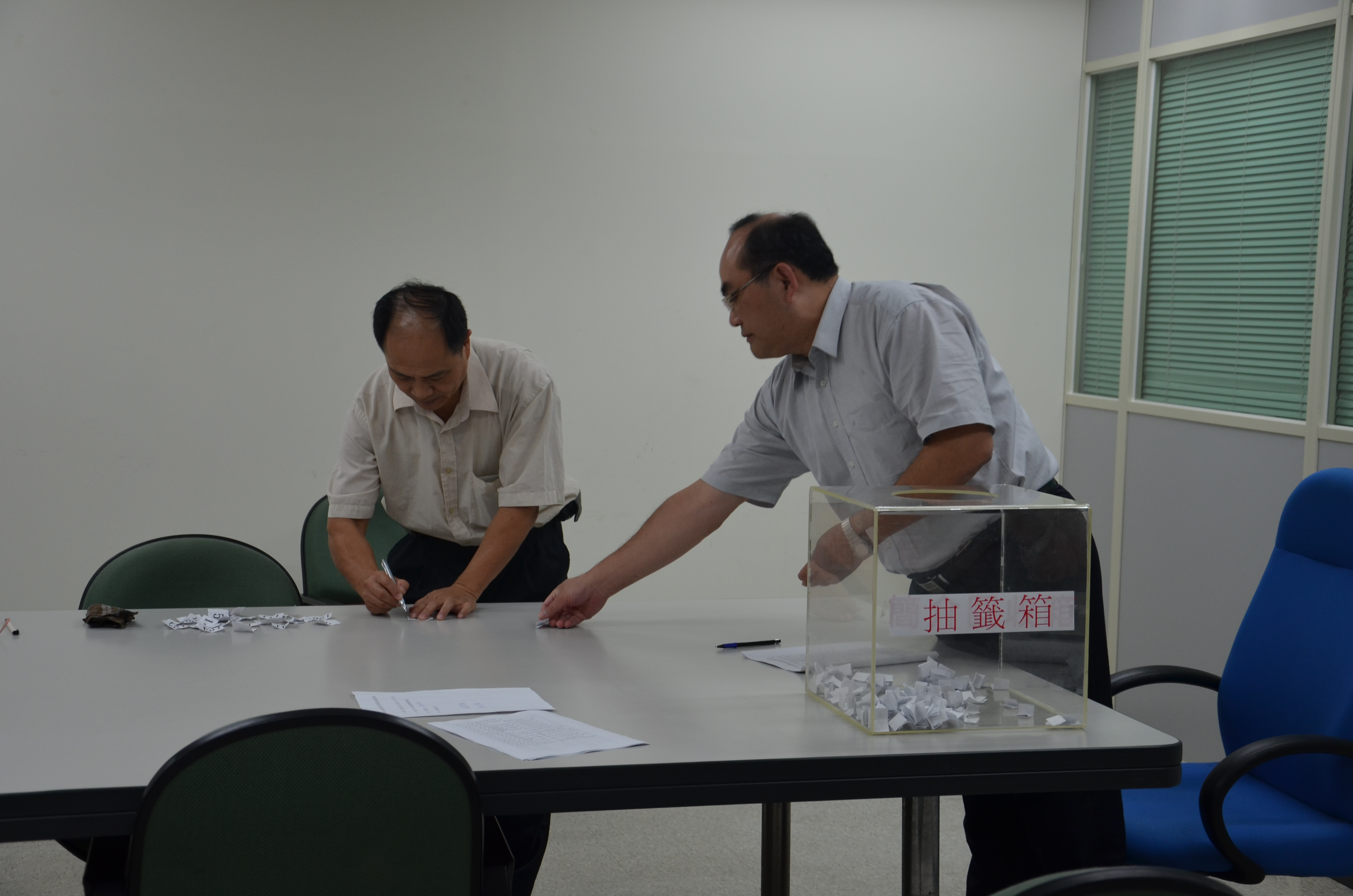 本館張館長鴻銘抽籤現場2