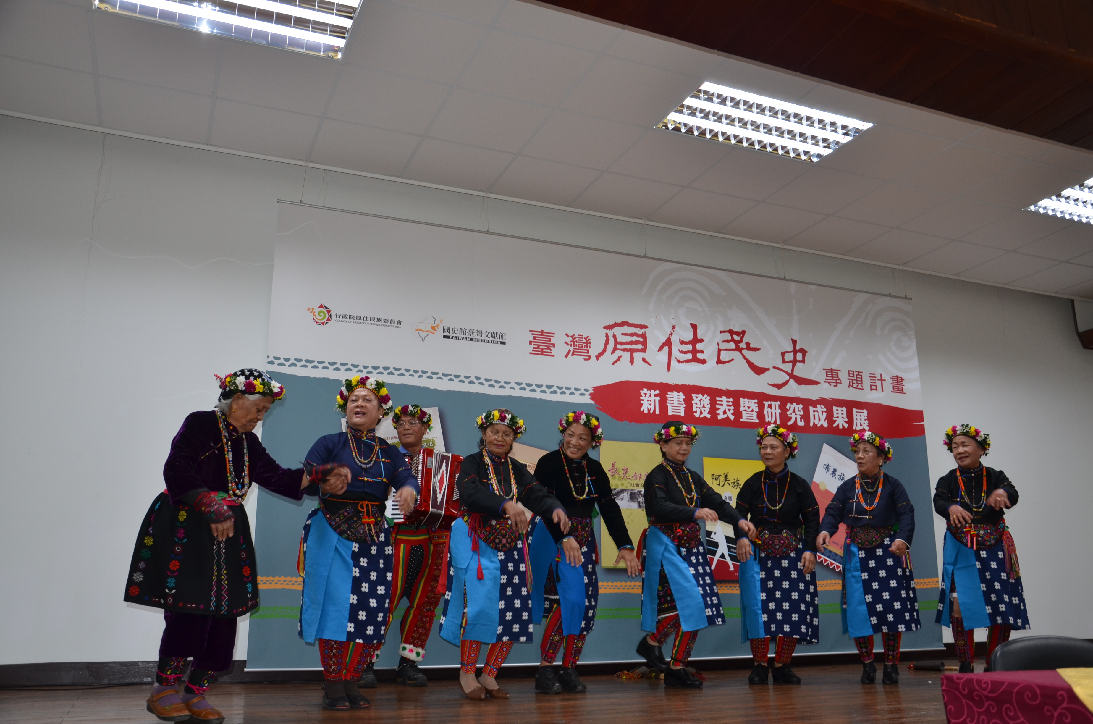 「媽媽小姐合唱團」現場歌舞表演（左：孫貴花女士）