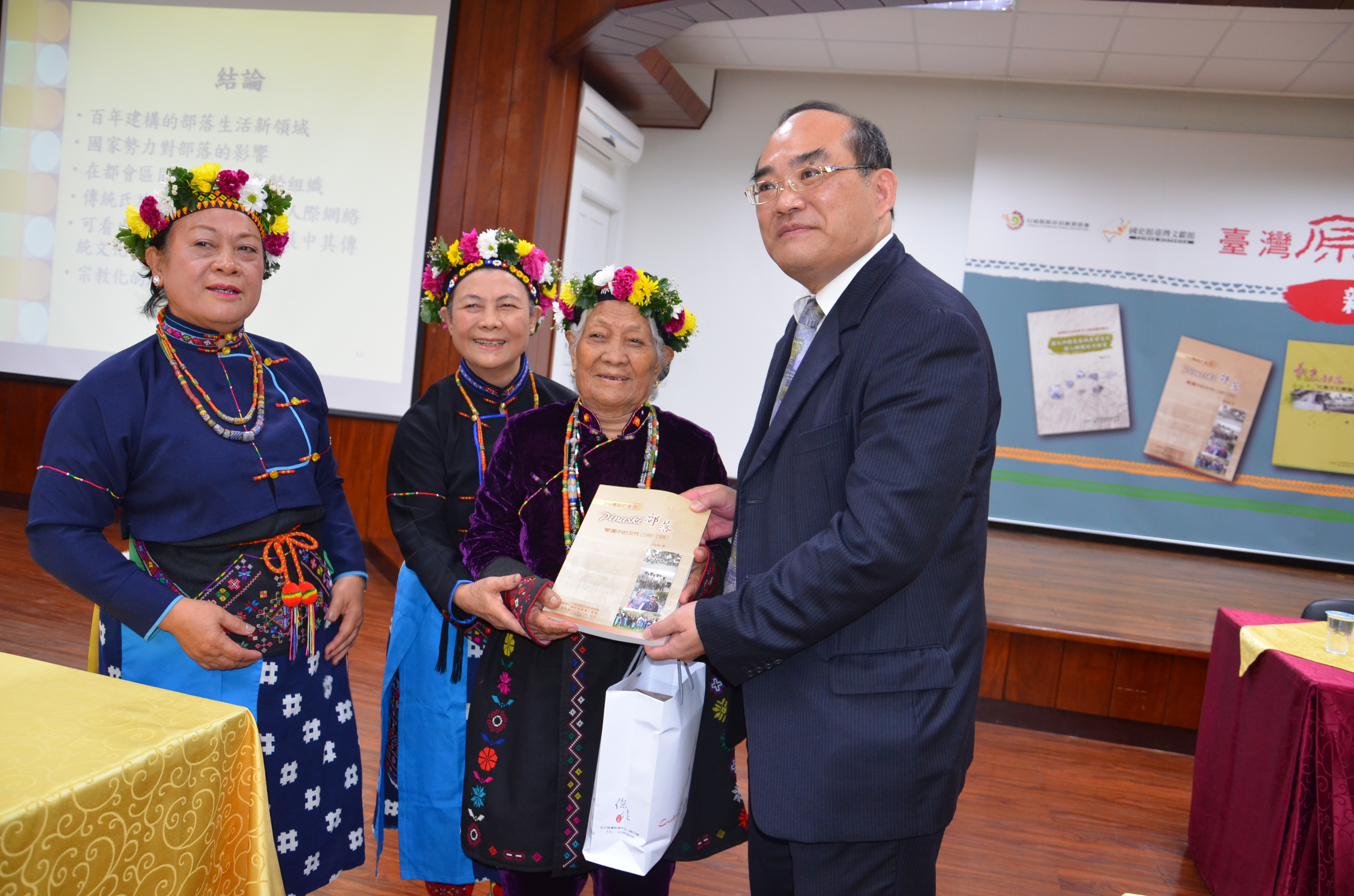 張館長贈紀念品予「媽媽小姐合唱團」團員，由孫貴花女士代表