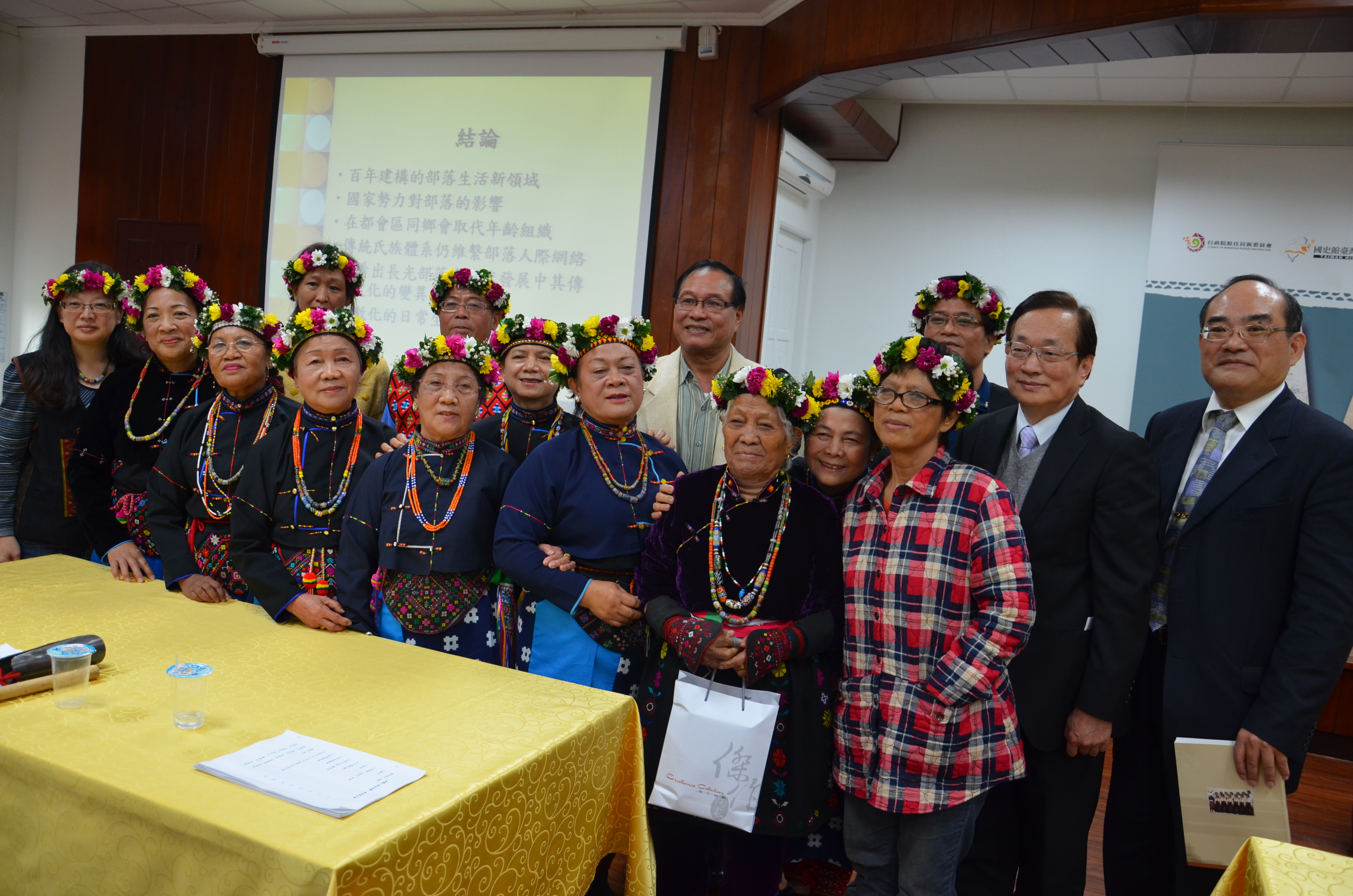 張館長鴻銘(右1)、孫主委大川(右3)、呂館長芳上(右2)與「媽媽小姐合唱團」團員合照