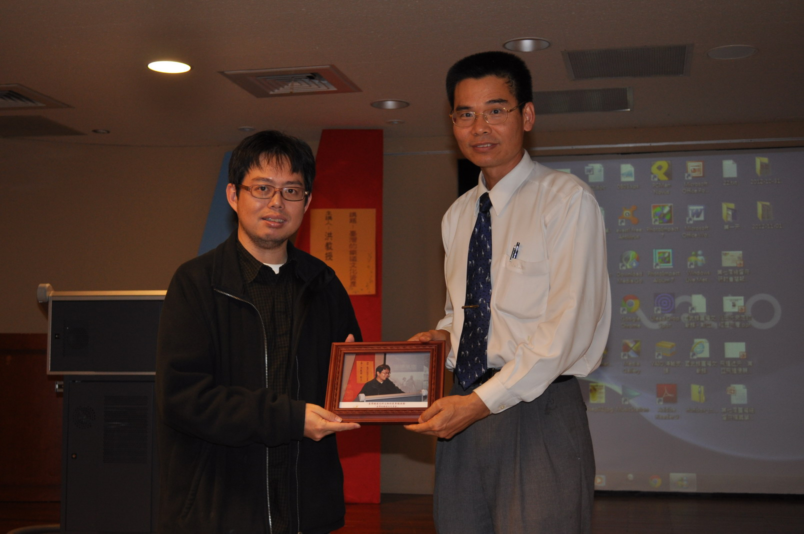 劉副館長澤民(右)代表本館致贈洪副教授致文（左）紀念照