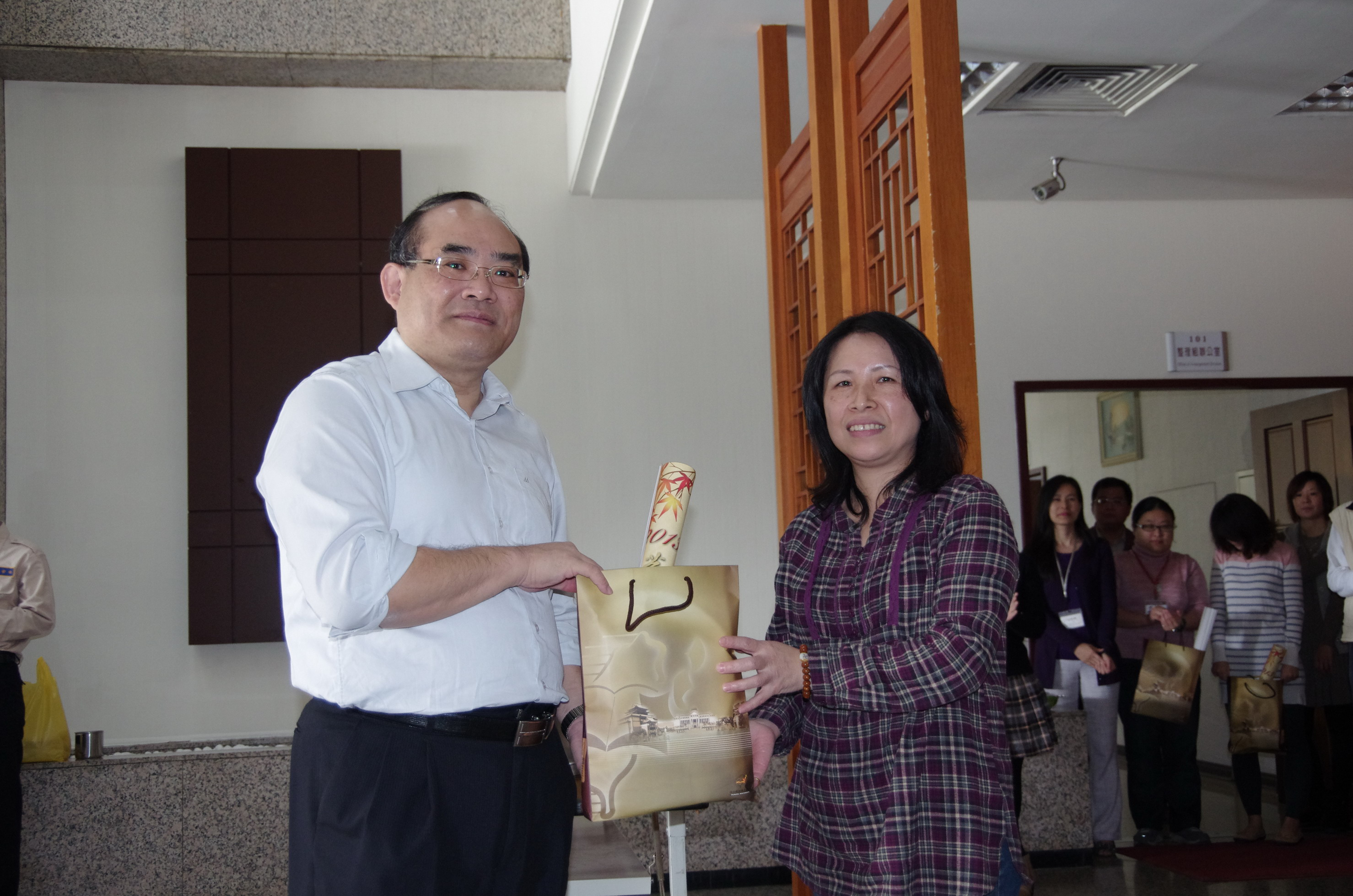 張館長鴻銘（左）致送行政助理林鈴珠小姐（右）等3位紀念品