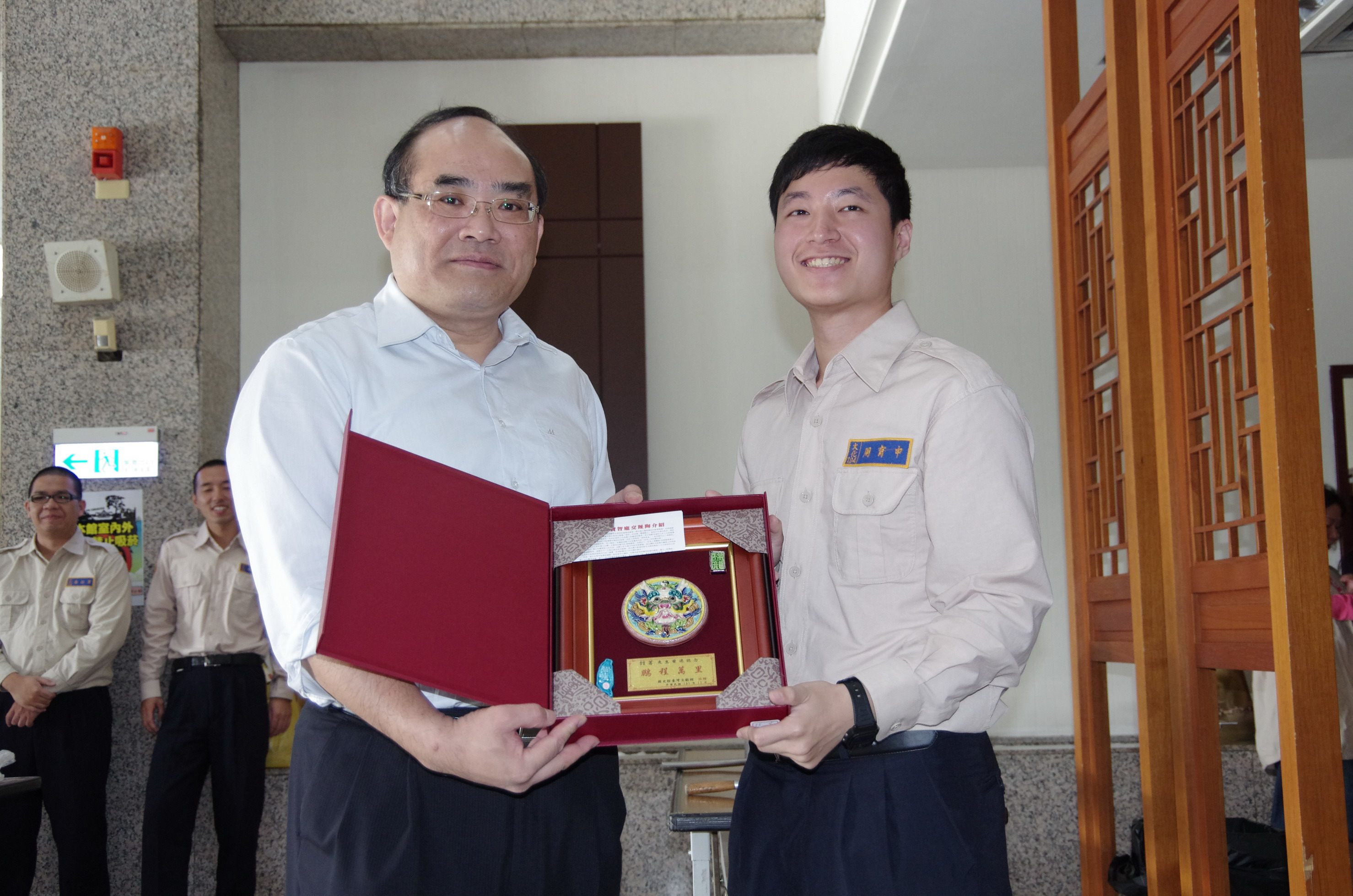 張館長鴻銘（左）致送替代役周育申（右）等2位紀念品
