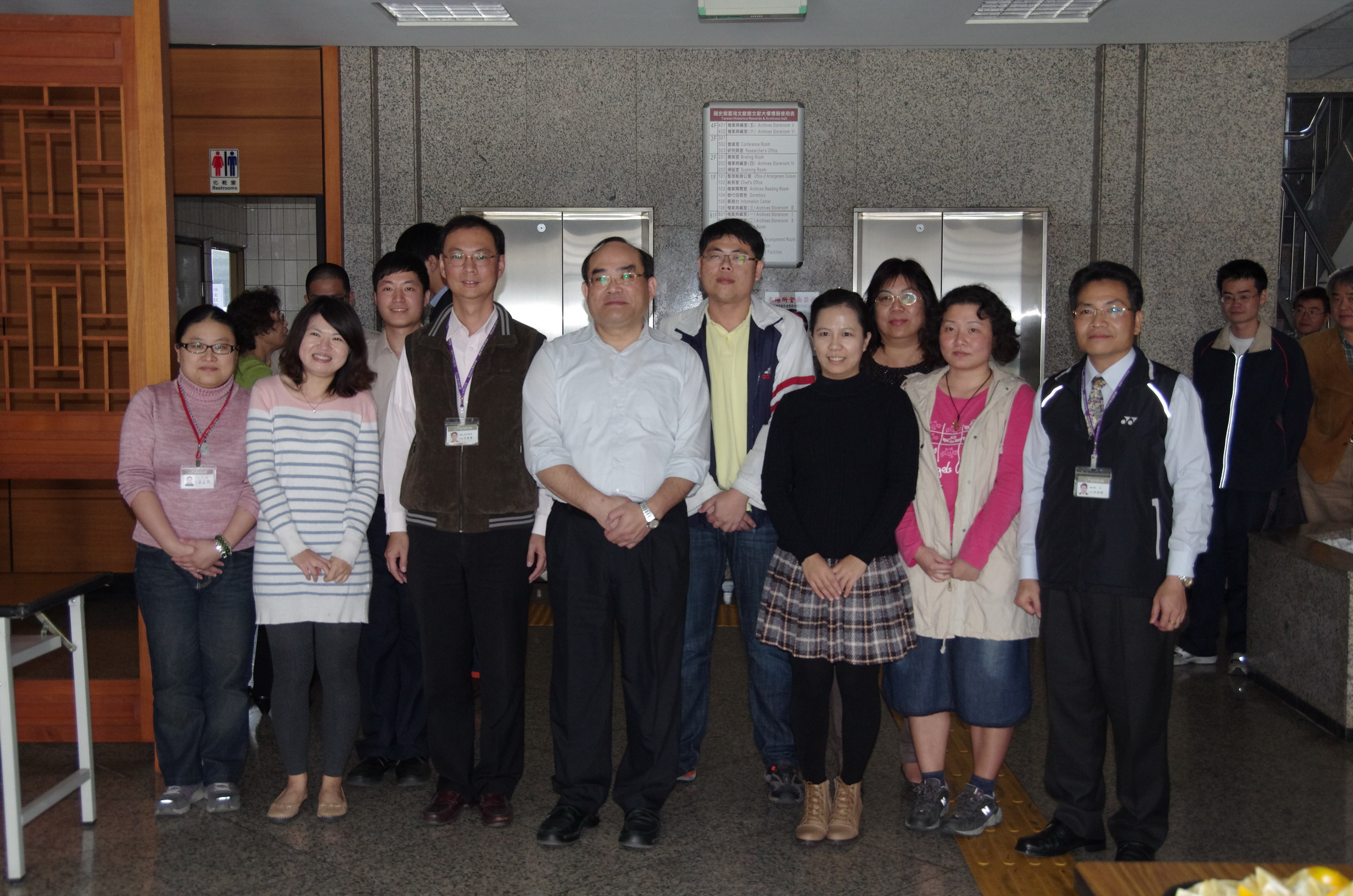 張館長鴻銘（右六）與研究助理邱欣怡等（右二）及替代役周育申等（左二）、王主任秘書希智（左六）、林組長明洲（右一）等合影