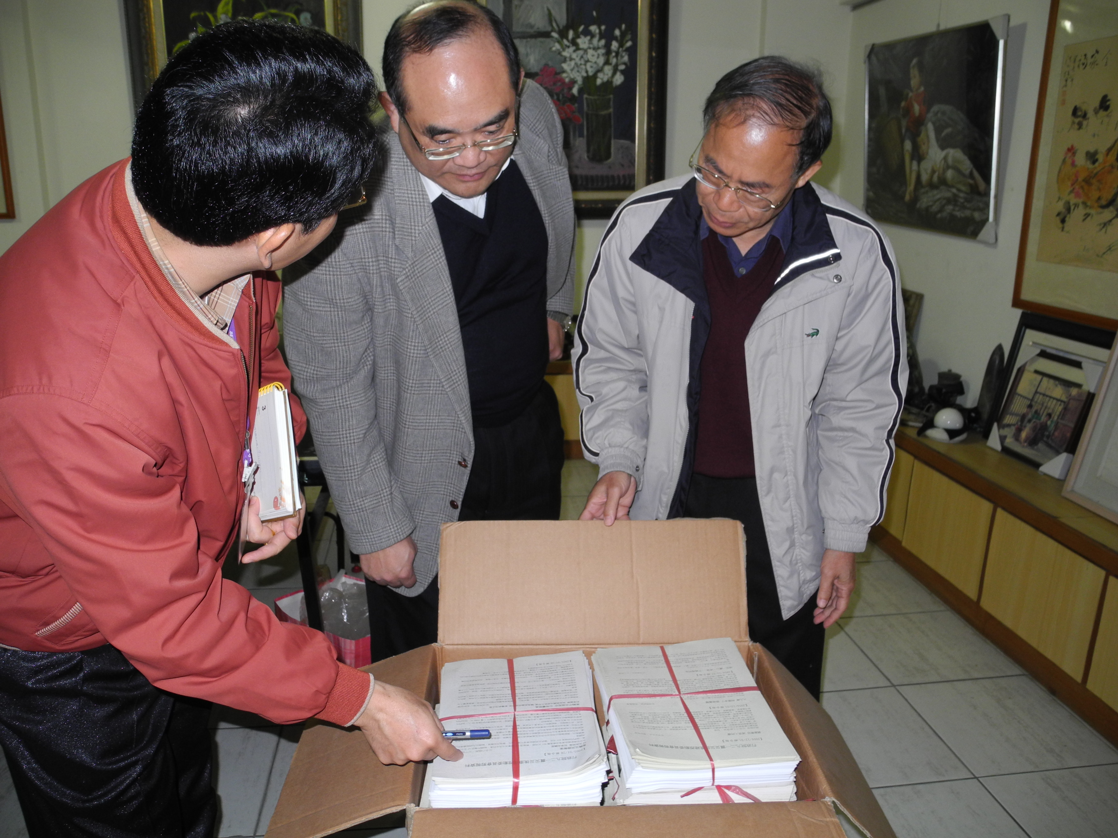 本館張館長鴻銘（中）審視921地震及日本阪神大地震等珍貴圖書資料