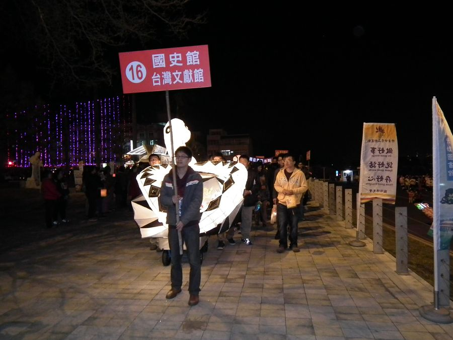 本館組成「文獻館隊」踩街遊行