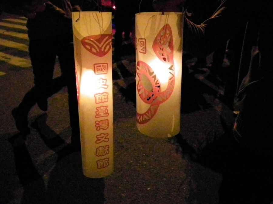 文獻館隊手持本館設計自製蛇年小型創意提燈－「靈蛇含光」