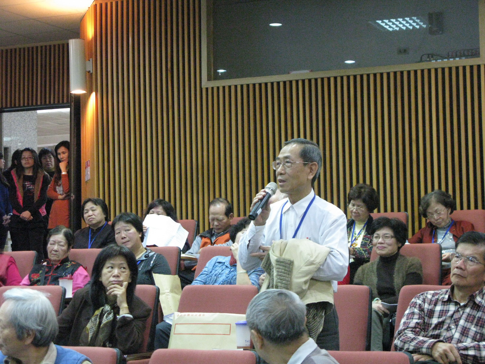 志工簡臧耀先生對本館館務興革提出建言