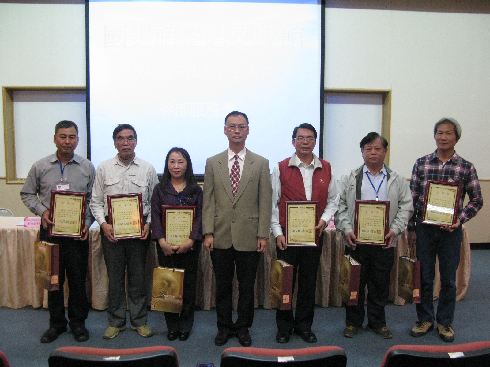 本館王主任秘書希智頒發幹部服務獎
