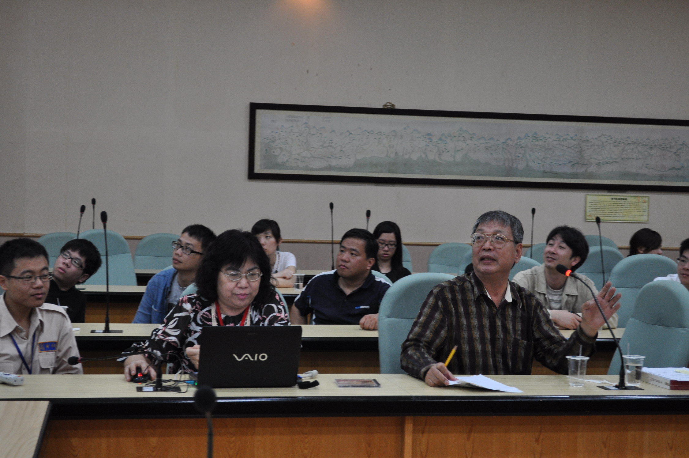 圖2.本館陳文添研究員（第一排右1）介紹檔案查詢系統