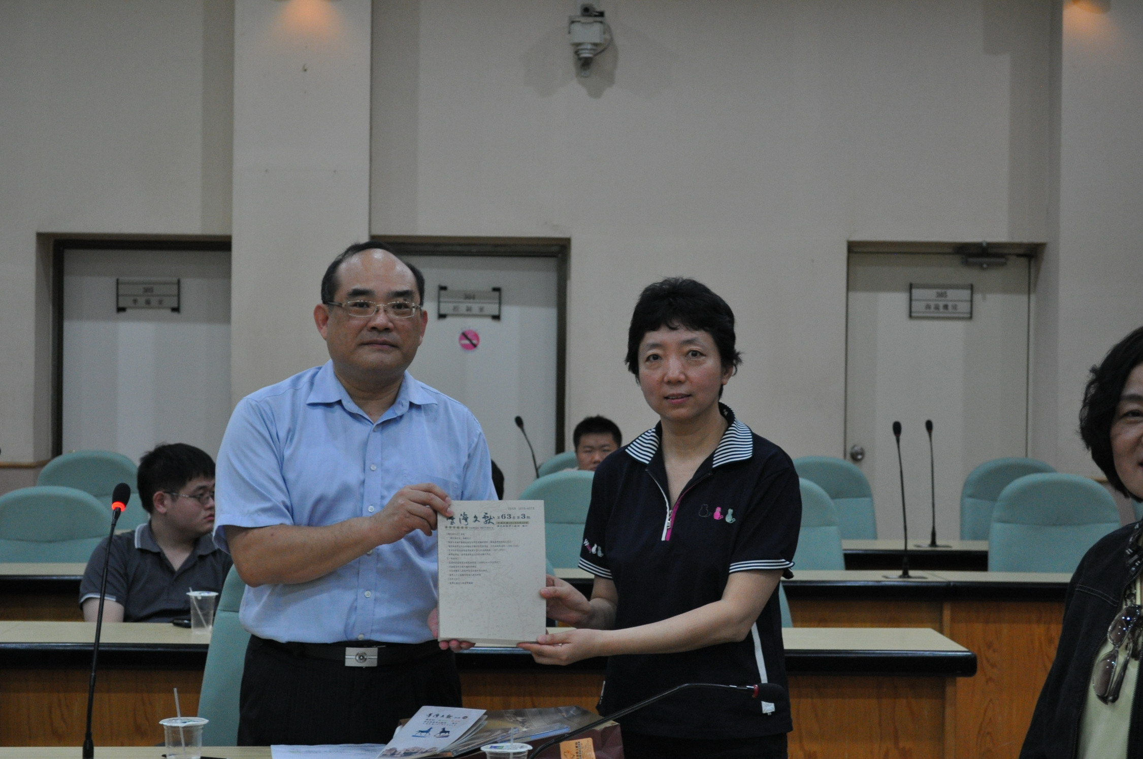 圖3.本館張鴻銘館長與曲安理事（右）互贈出版品