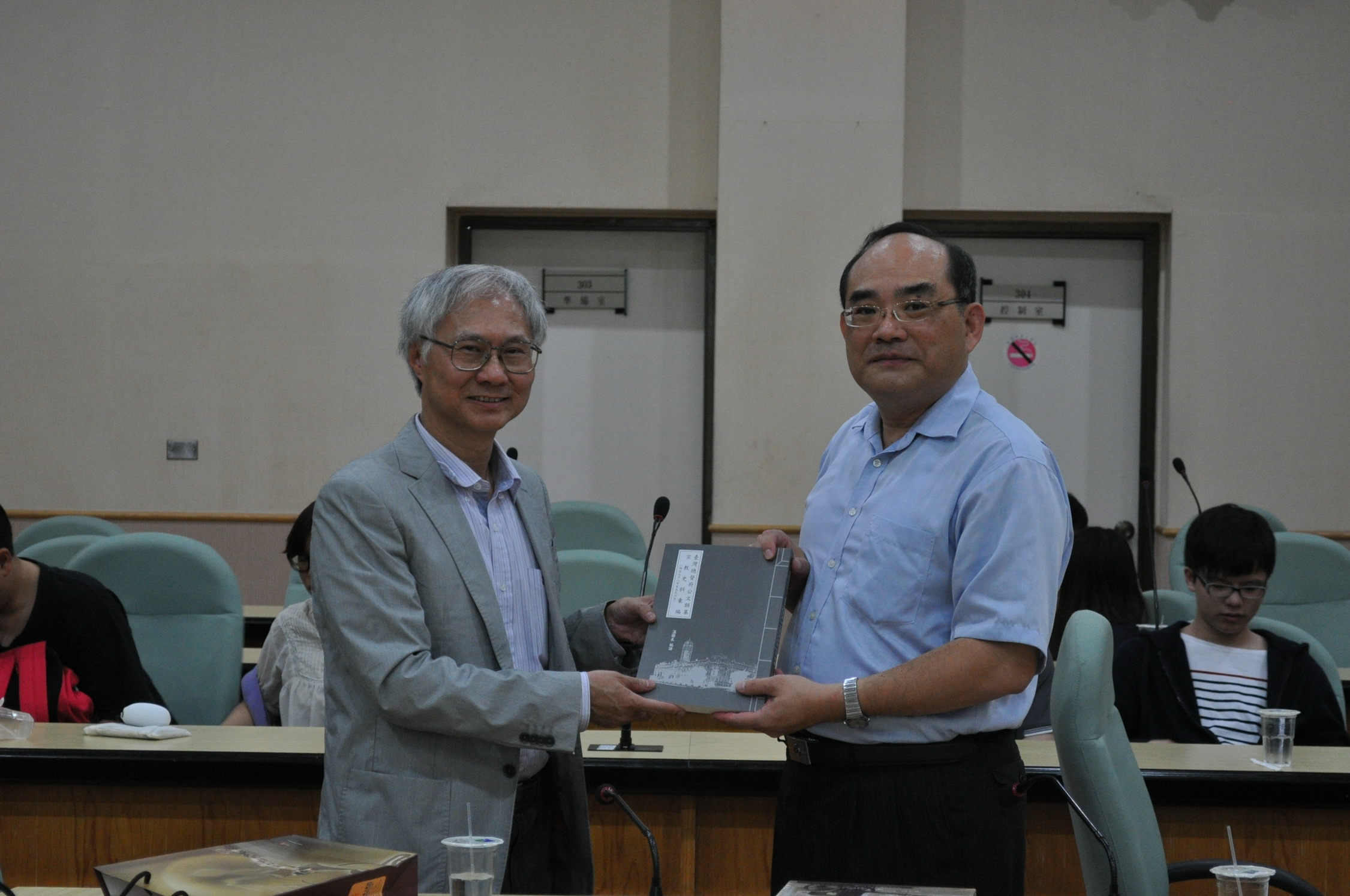 圖4.本館張鴻銘館長贈送蔡錦堂教授（左）出版品