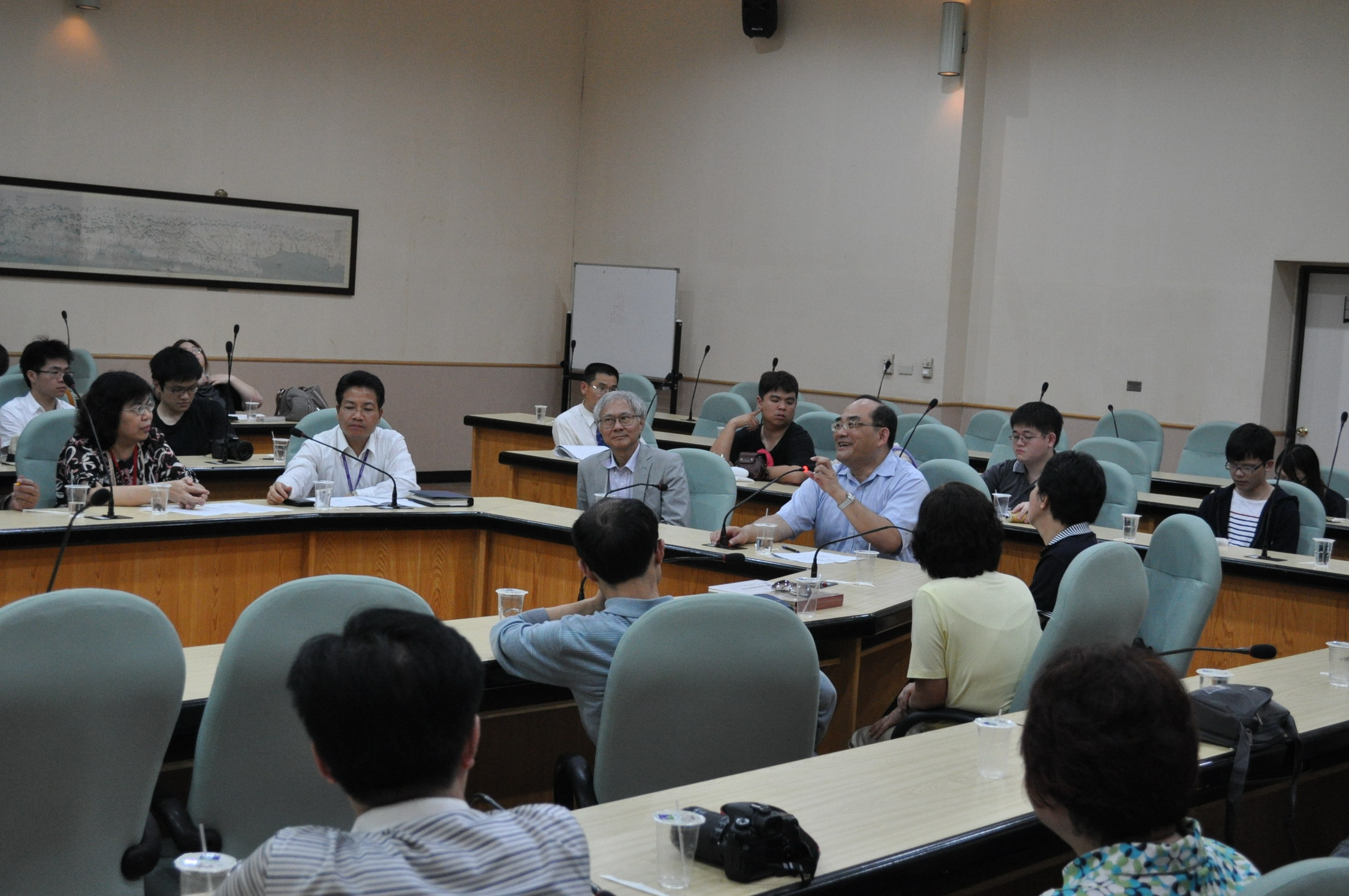 圖5.本館張鴻銘館長與參訪人員進行意見交流