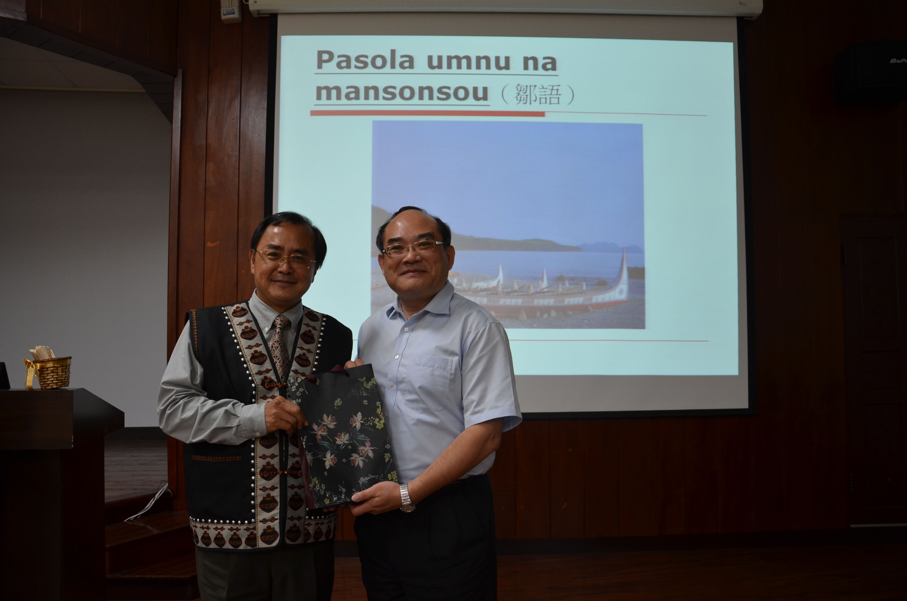 本館張鴻銘館長（右）致贈紀念品予浦忠成教授（左）