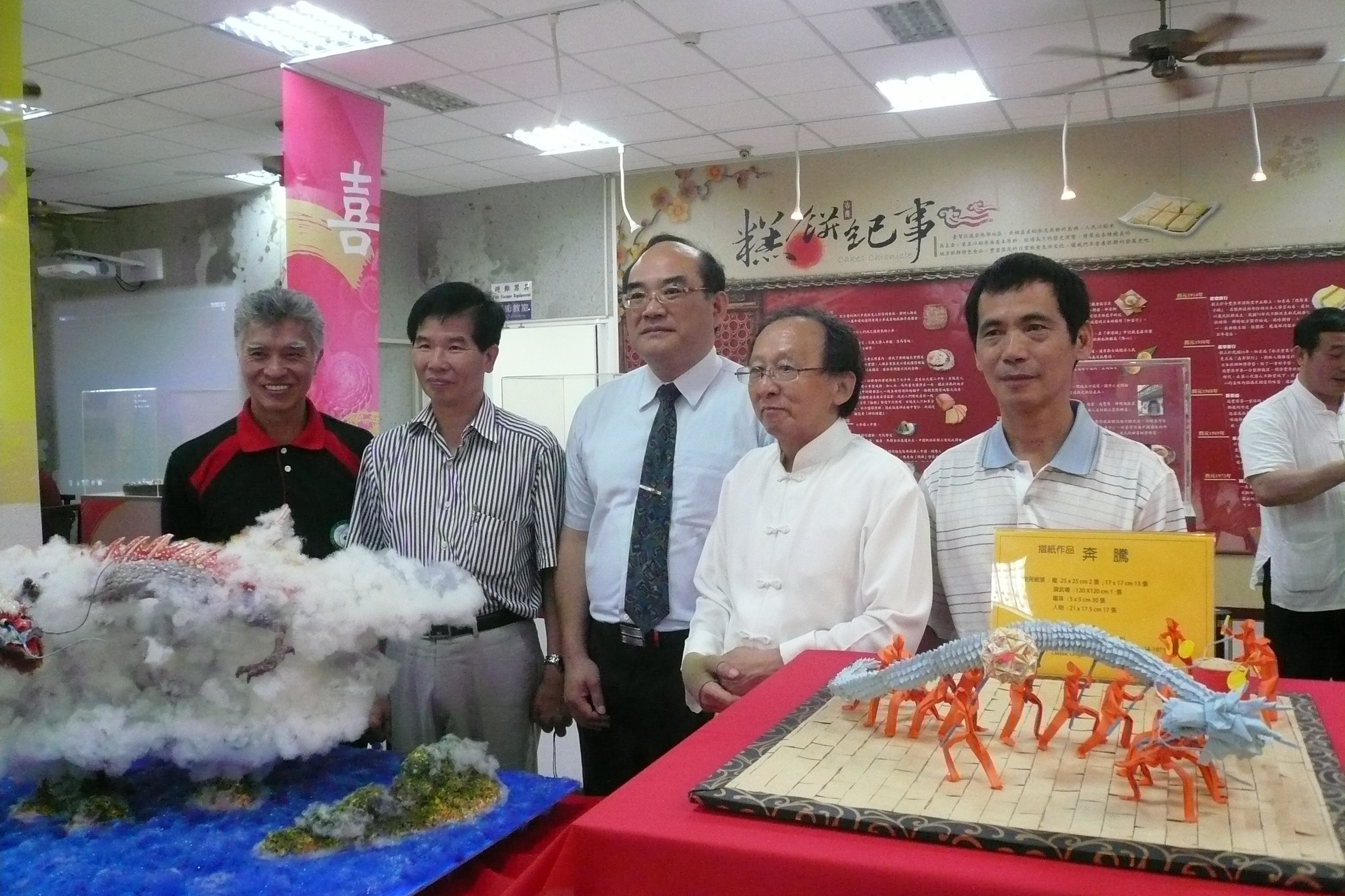 張鴻銘館長（中）參觀薪傳與新意特展