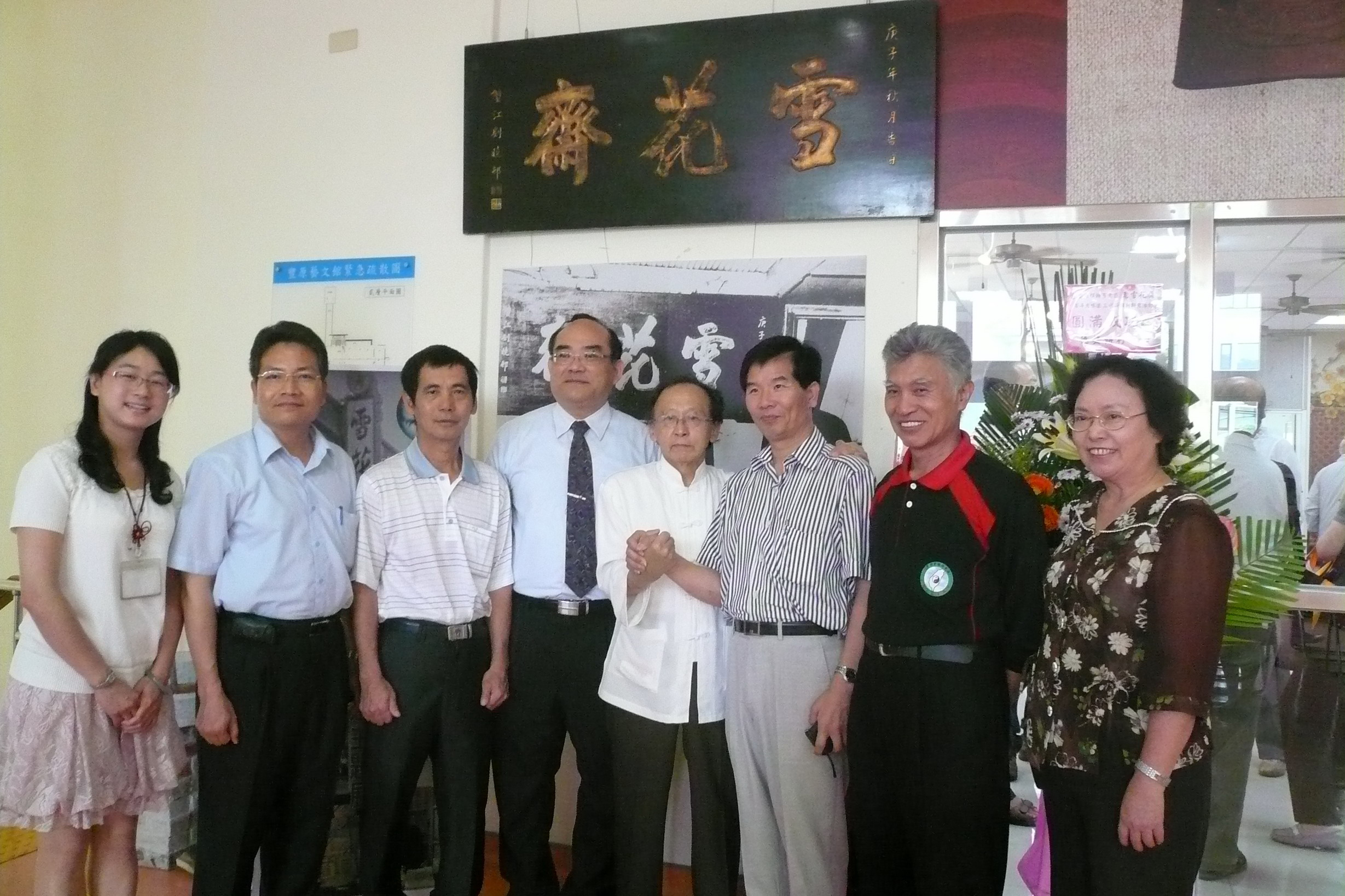 張鴻銘館長（中）與主辦單位幹部合影