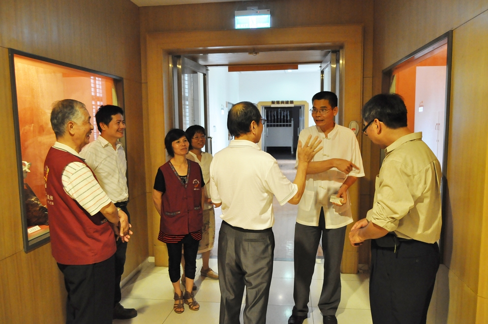 本館劉澤民副館長（右二）與陳萬能先生討論作品意涵。左二為陳萬能先生之子—錫藝家陳志昇先生。