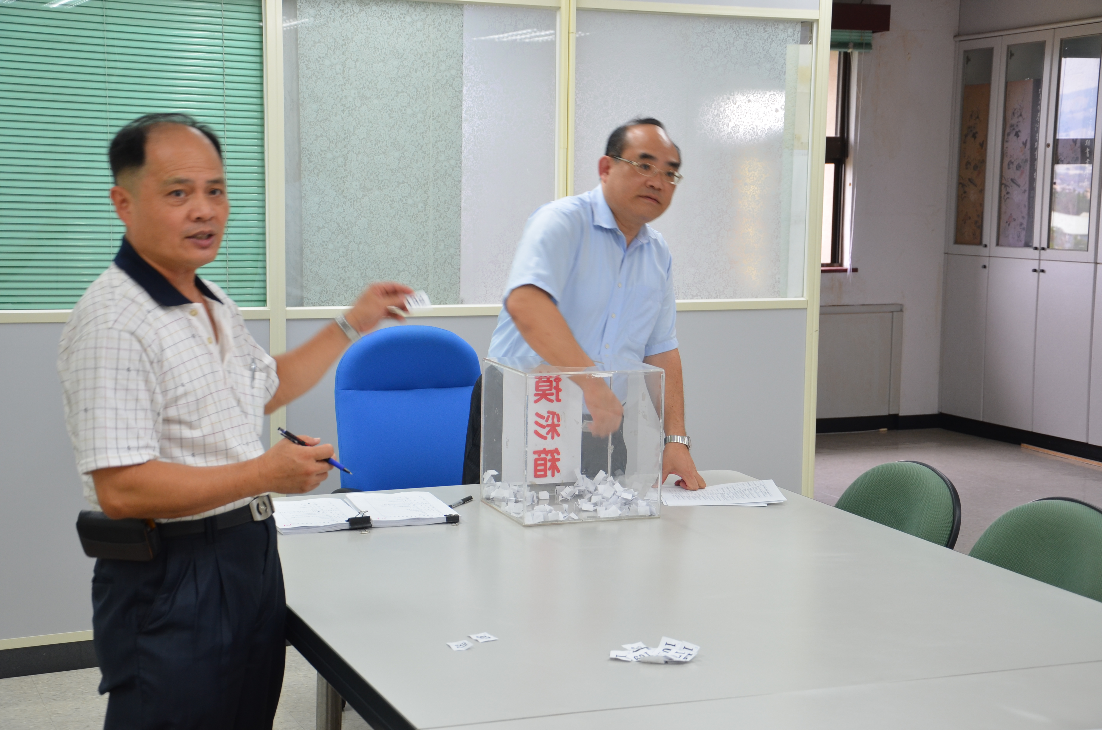本館張鴻銘館長（右一）主持公開抽籤