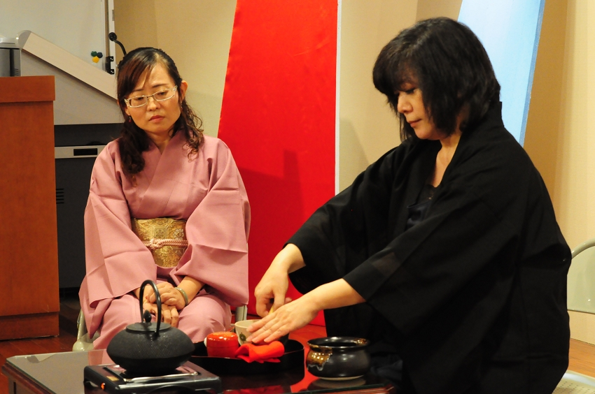 祝曉梅老師點茶示範(右)及學員服裝示範(左)