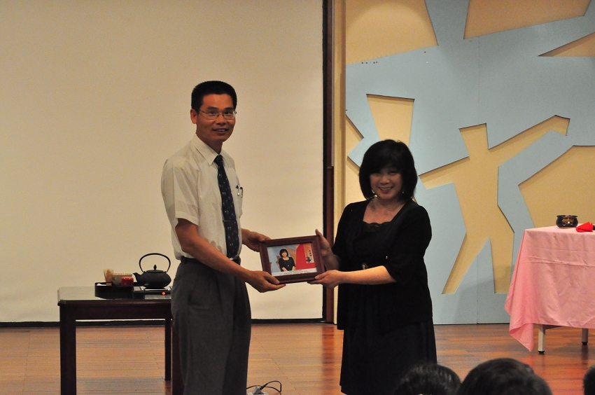 劉澤民副館長(左)致贈祝曉梅老師(右)紀念照